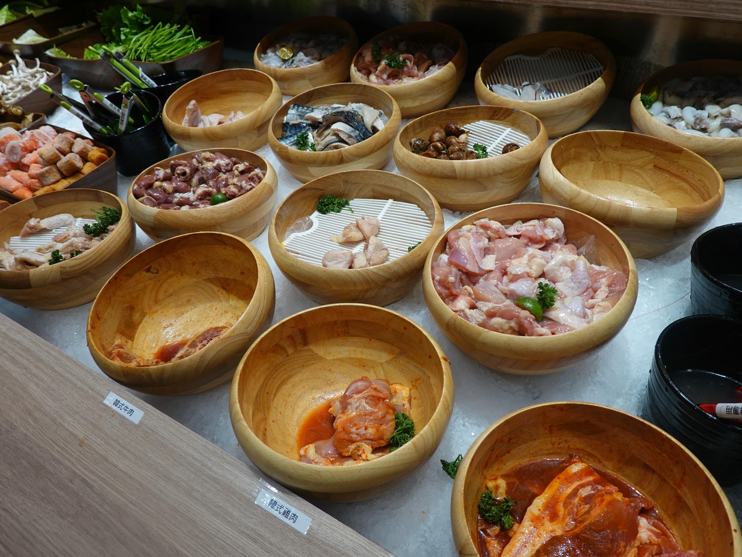 (已停業)宜蘭美食|本格和牛燒肉放題(宜蘭爾本店)》宜蘭燒肉推薦再一發!大啖高檔和牛、海鮮吃到飽,還有霸氣鍋物及超彭派自助吧,真的讓你吃到飽! - 第21張圖