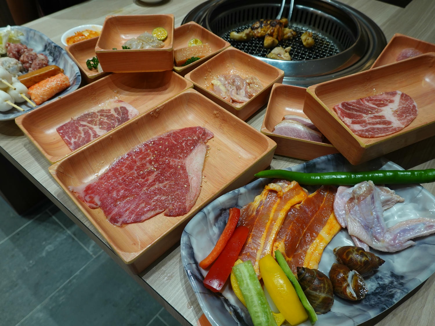 (已停業)宜蘭美食|本格和牛燒肉放題(宜蘭爾本店)》宜蘭燒肉推薦再一發!大啖高檔和牛、海鮮吃到飽,還有霸氣鍋物及超彭派自助吧,真的讓你吃到飽! - 第51張圖