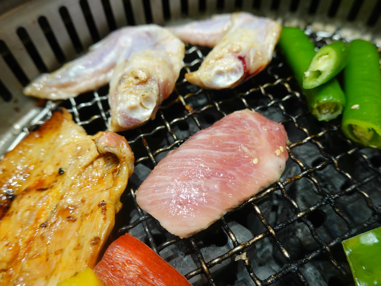 (已停業)宜蘭美食|本格和牛燒肉放題(宜蘭爾本店)》宜蘭燒肉推薦再一發!大啖高檔和牛、海鮮吃到飽,還有霸氣鍋物及超彭派自助吧,真的讓你吃到飽! - 第57張圖