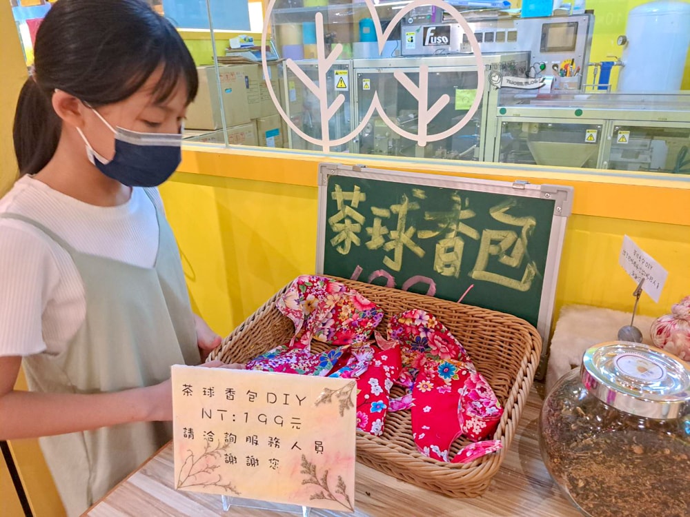 南投景點|茶二指故事館》造訪茶田、好拍造景及手做香包,沙坑,還有吸睛彩色水管屋。 - 第67張圖