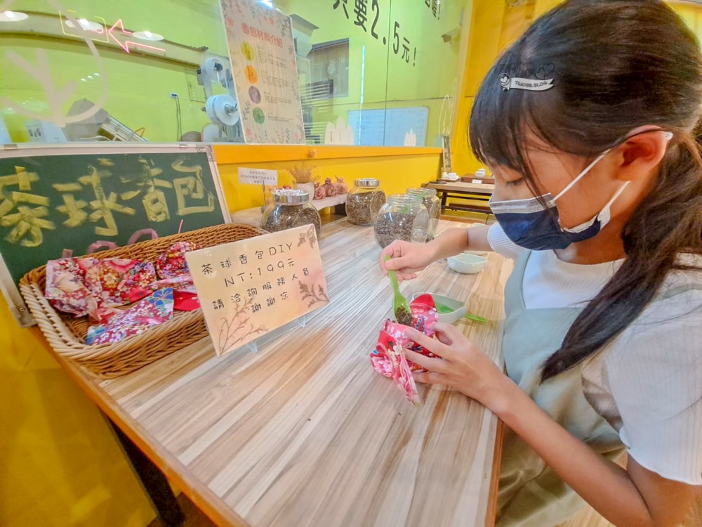 南投景點|茶二指故事館》造訪茶田、好拍造景及手做香包,沙坑,還有吸睛彩色水管屋。 - 第70張圖