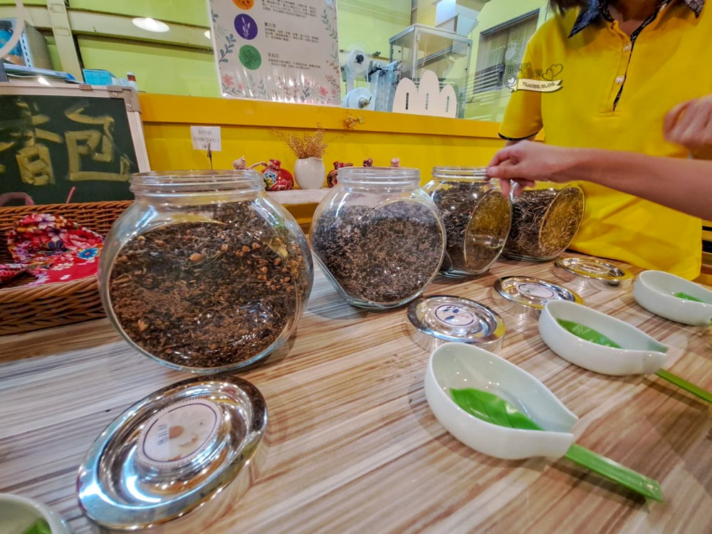 南投景點|茶二指故事館》造訪茶田、好拍造景及手做香包,沙坑,還有吸睛彩色水管屋。 - 第69張圖