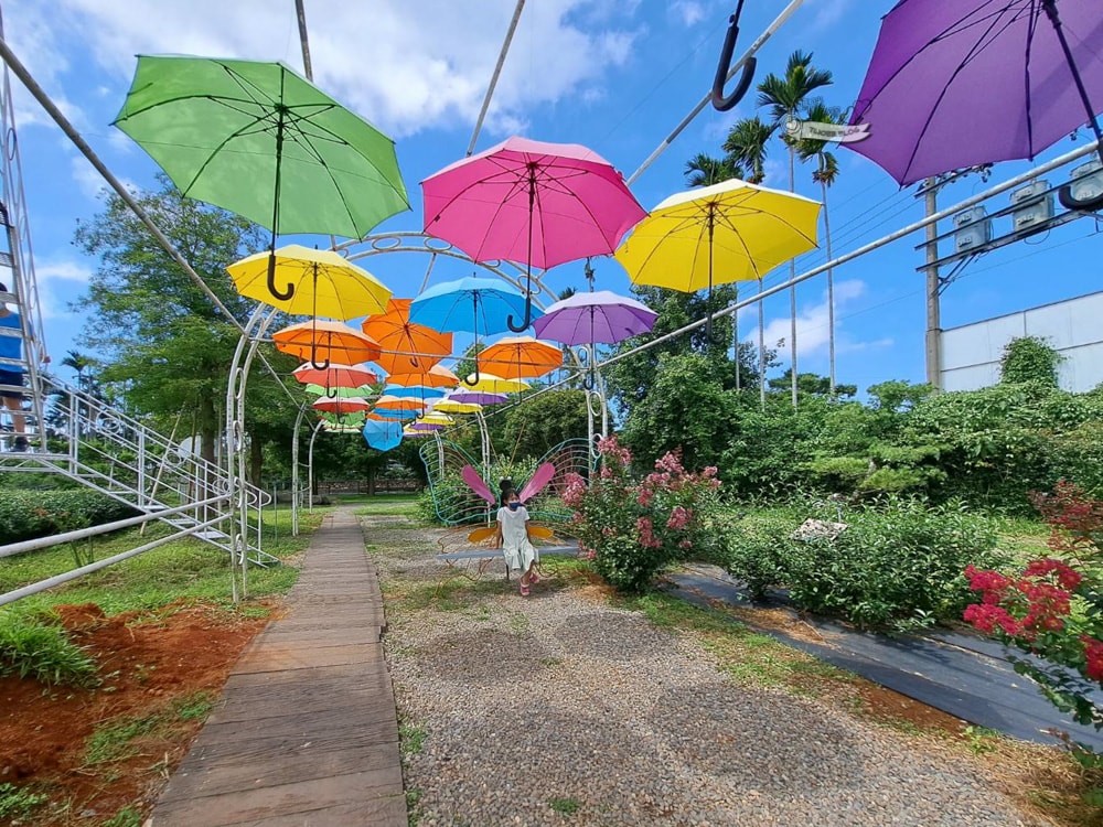 南投景點|茶二指故事館》造訪茶田、好拍造景及手做香包,沙坑,還有吸睛彩色水管屋。 - 第17張圖