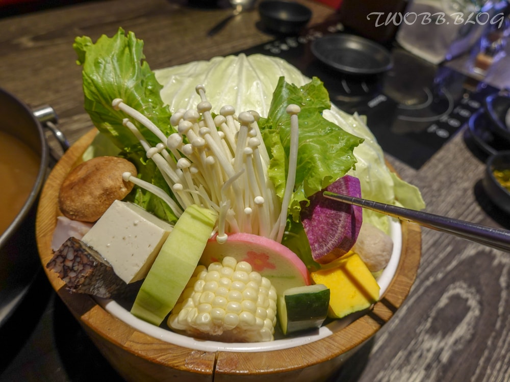 桃園美食|上官木桶鍋( 中壢店)》中原夜市火鍋推薦!激推麻辣牛奶鍋,軟嫩A5和牛,還有大份量肉品讓你吃飽飽。 - 第30張圖