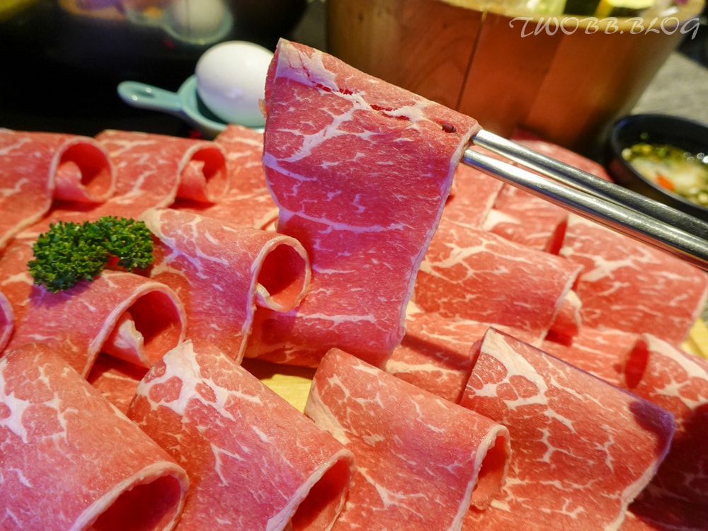 桃園美食|上官木桶鍋( 中壢店)》中原夜市火鍋推薦!激推麻辣牛奶鍋,軟嫩A5和牛,還有大份量肉品讓你吃飽飽。 - 第29張圖
