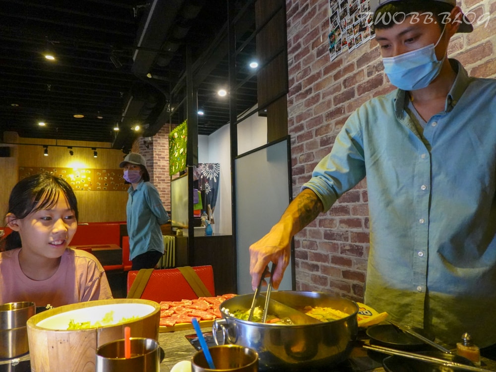 桃園美食|上官木桶鍋( 中壢店)》中原夜市火鍋推薦!激推麻辣牛奶鍋,軟嫩A5和牛,還有大份量肉品讓你吃飽飽。 - 第33張圖