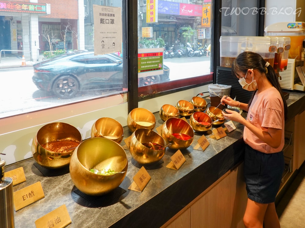 桃園美食|上官木桶鍋( 中壢店)》中原夜市火鍋推薦!激推麻辣牛奶鍋,軟嫩A5和牛,還有大份量肉品讓你吃飽飽。 - 第20張圖