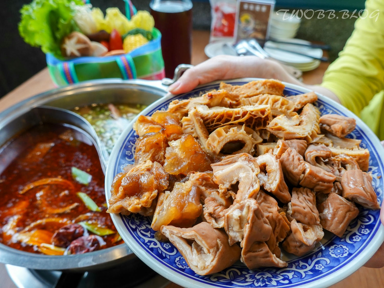 苗栗美食|貢鍋共鍋麻辣火鍋店》八十年歷史老洋宅改建!全台唯一客家麻辣火鍋店,客家小炒搖身變身鍋物,吃美味也吃回憶! - 第58張圖