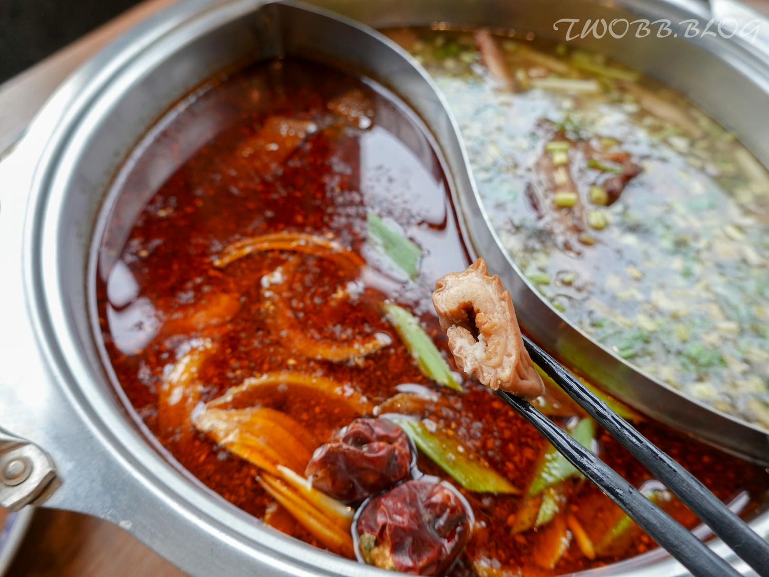 苗栗美食|貢鍋共鍋麻辣火鍋店》八十年歷史老洋宅改建!全台唯一客家麻辣火鍋店,客家小炒搖身變身鍋物,吃美味也吃回憶! - 第61張圖