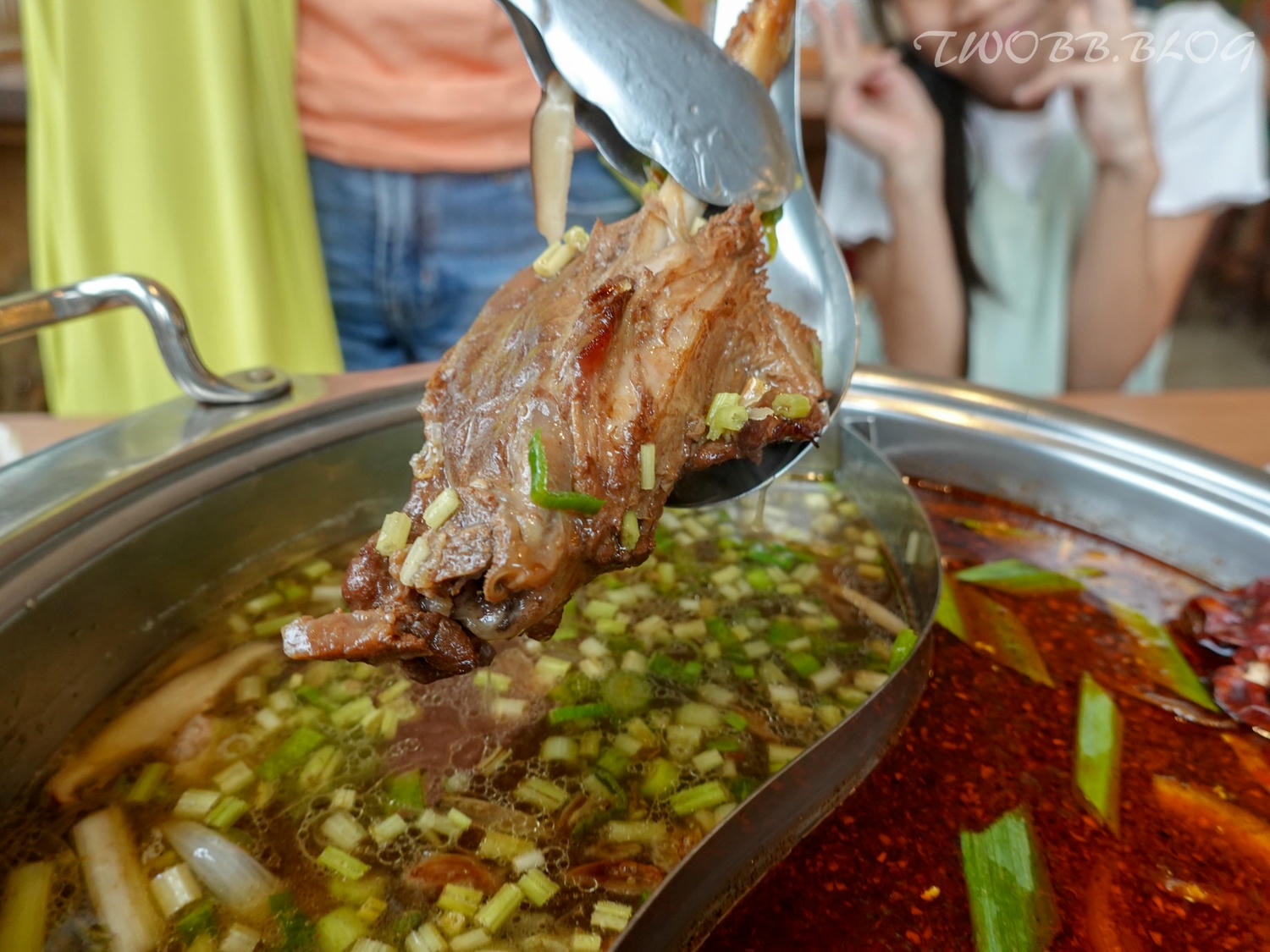 苗栗美食|貢鍋共鍋麻辣火鍋店》八十年歷史老洋宅改建!全台唯一客家麻辣火鍋店,客家小炒搖身變身鍋物,吃美味也吃回憶! - 第47張圖