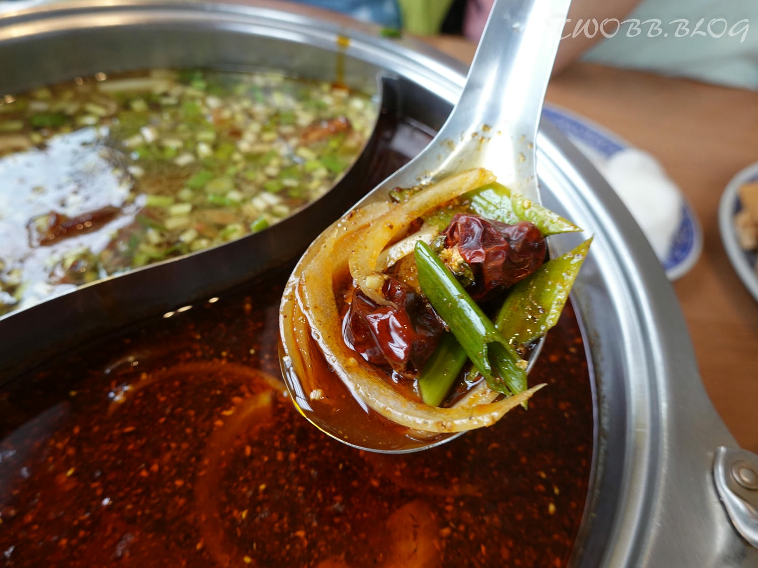 苗栗美食|貢鍋共鍋麻辣火鍋店》八十年歷史老洋宅改建!全台唯一客家麻辣火鍋店,客家小炒搖身變身鍋物,吃美味也吃回憶! - 第45張圖