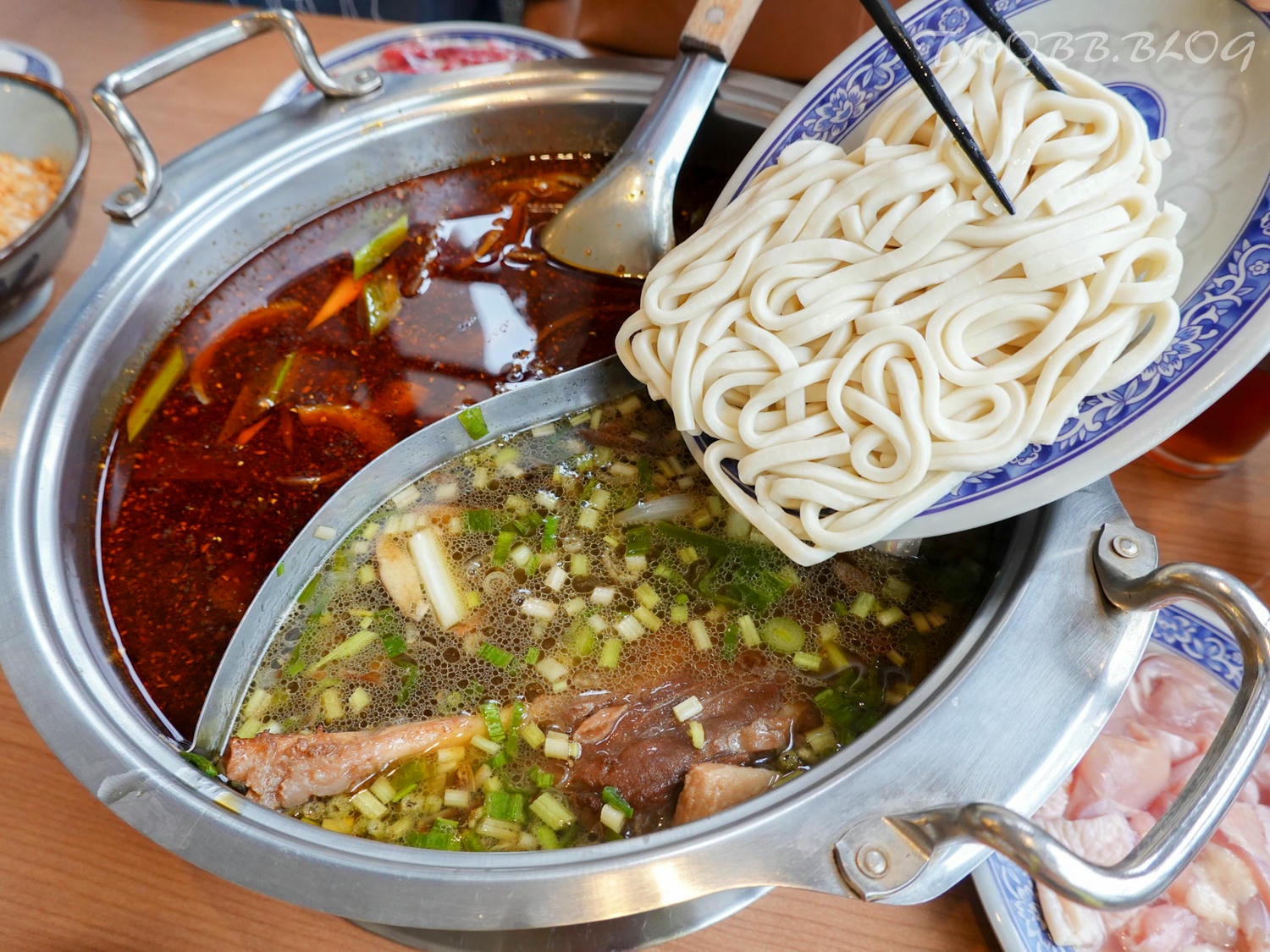 苗栗美食|貢鍋共鍋麻辣火鍋店》八十年歷史老洋宅改建!全台唯一客家麻辣火鍋店,客家小炒搖身變身鍋物,吃美味也吃回憶! - 第49張圖