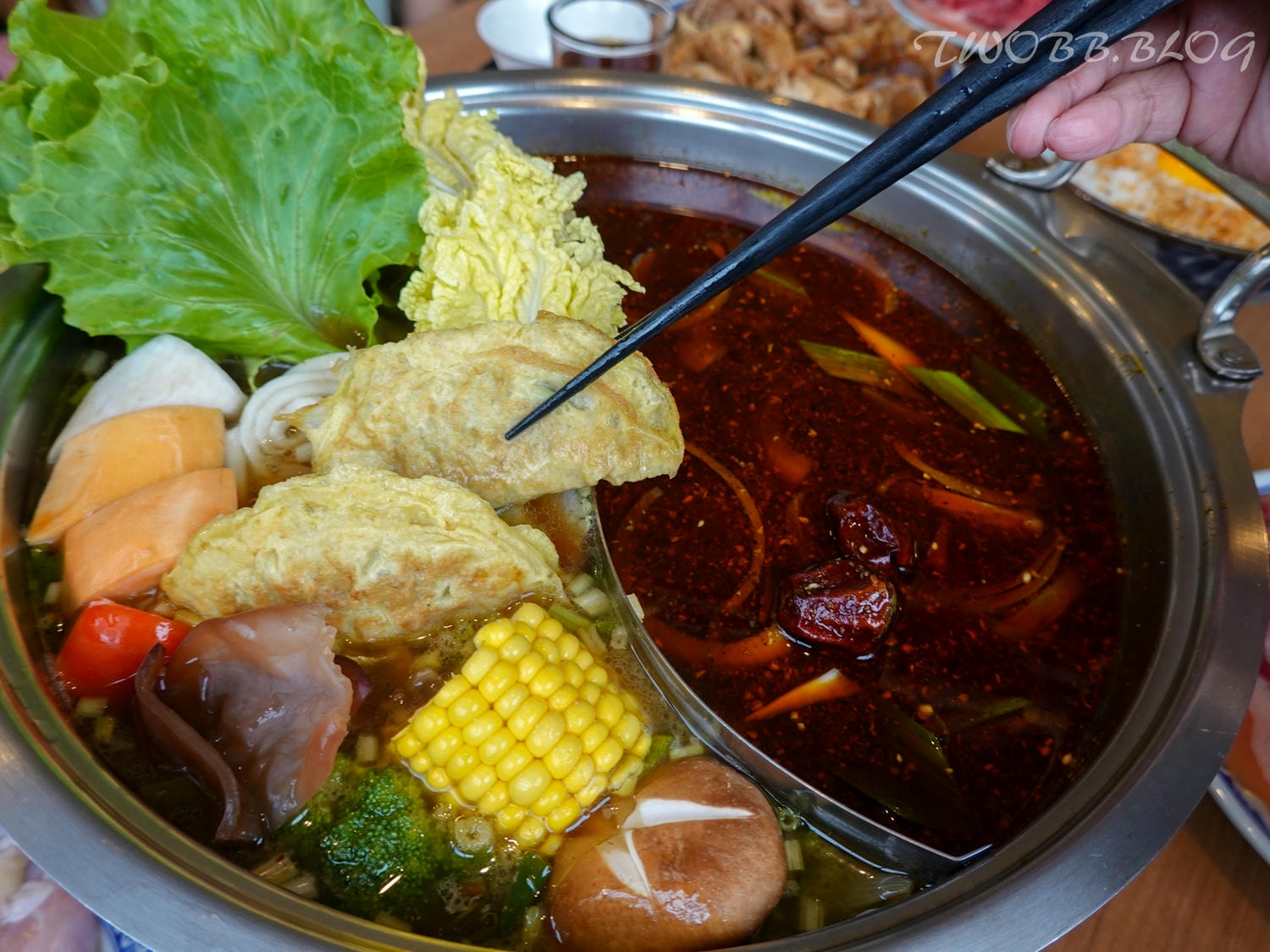 苗栗美食|貢鍋共鍋麻辣火鍋店》八十年歷史老洋宅改建!全台唯一客家麻辣火鍋店,客家小炒搖身變身鍋物,吃美味也吃回憶! - 第57張圖