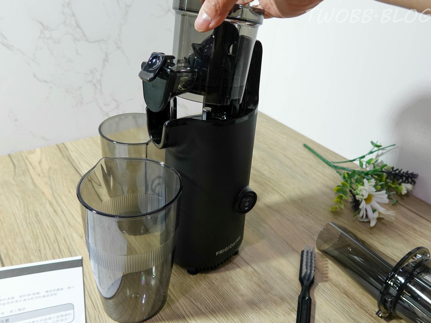 好物分享|美國富及第frigidaire- Healthy Drinks 慢磨蔬果原汁機(FKJ-S1301L 質感黑)》食物調理機推薦!低速研磨50-80轉養分不流失,體積小巧好收納,簡單使用,一機多用,還有豆漿機功能輕鬆製作天然食材。 - 第17張圖