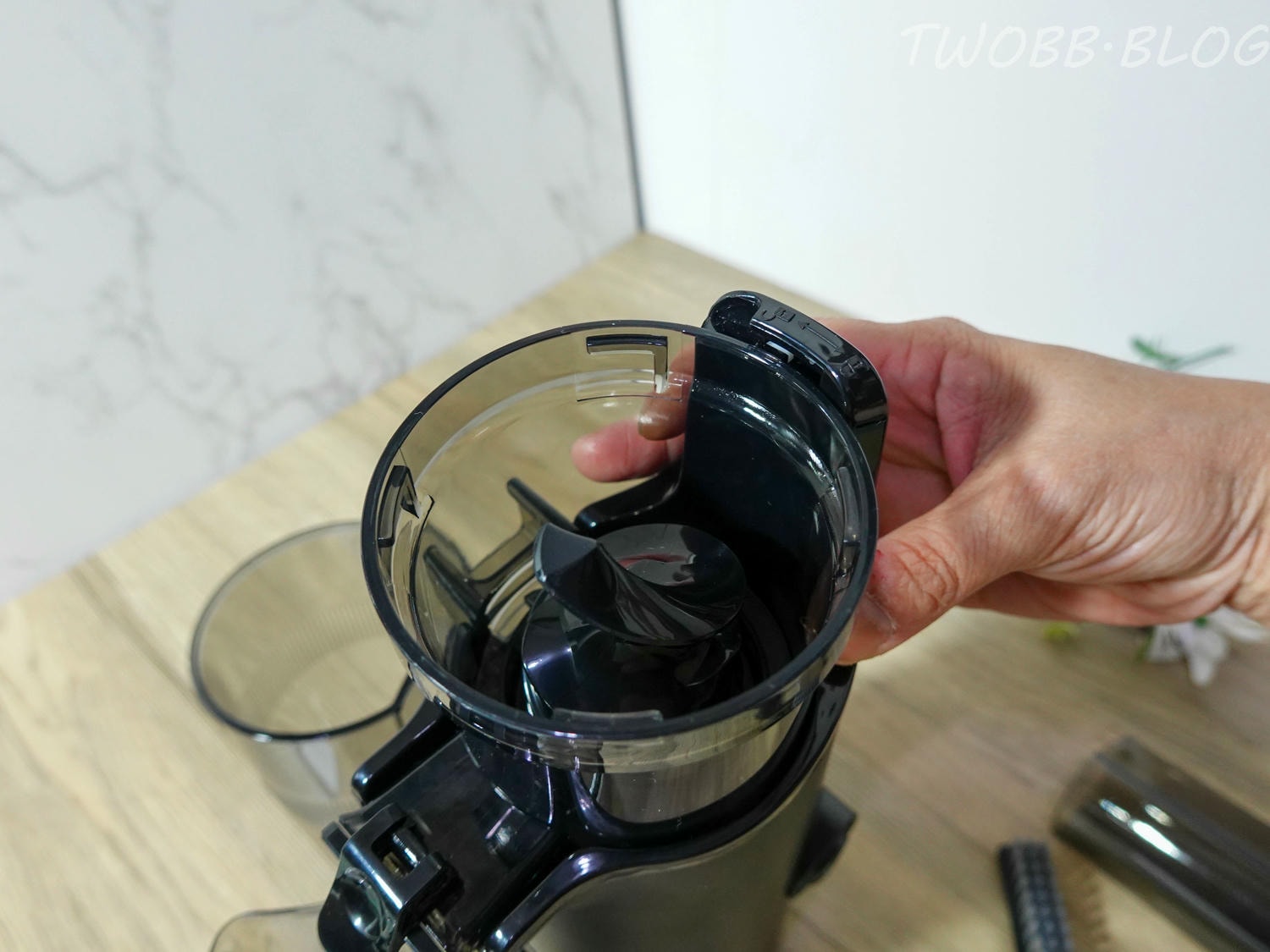 好物分享|美國富及第frigidaire- Healthy Drinks 慢磨蔬果原汁機(FKJ-S1301L 質感黑)》食物調理機推薦!低速研磨50-80轉養分不流失,體積小巧好收納,簡單使用,一機多用,還有豆漿機功能輕鬆製作天然食材。 - 第18張圖