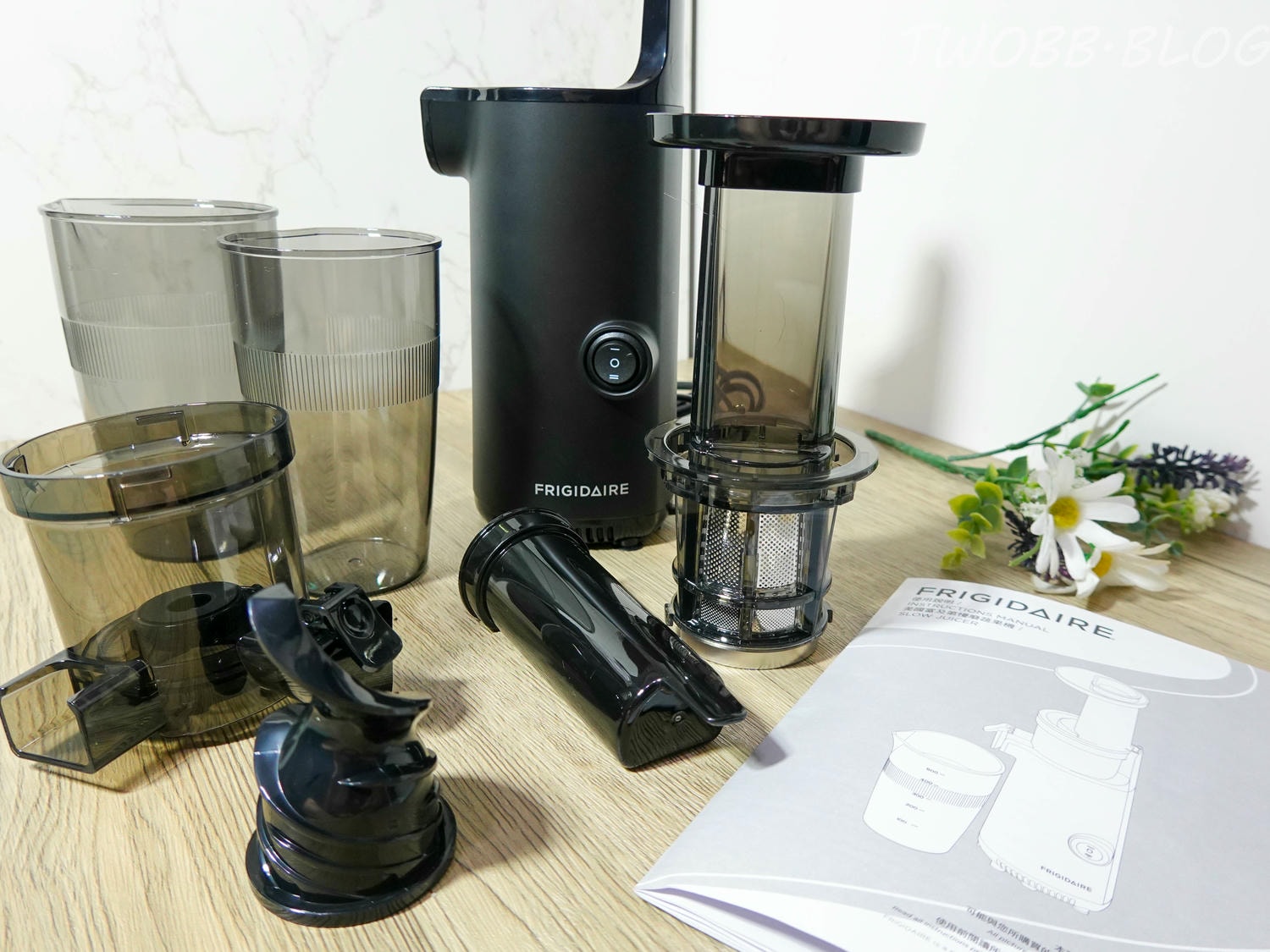 好物分享|美國富及第frigidaire- Healthy Drinks 慢磨蔬果原汁機(FKJ-S1301L 質感黑)》食物調理機推薦!低速研磨50-80轉養分不流失,體積小巧好收納,簡單使用,一機多用,還有豆漿機功能輕鬆製作天然食材。 - 第16張圖