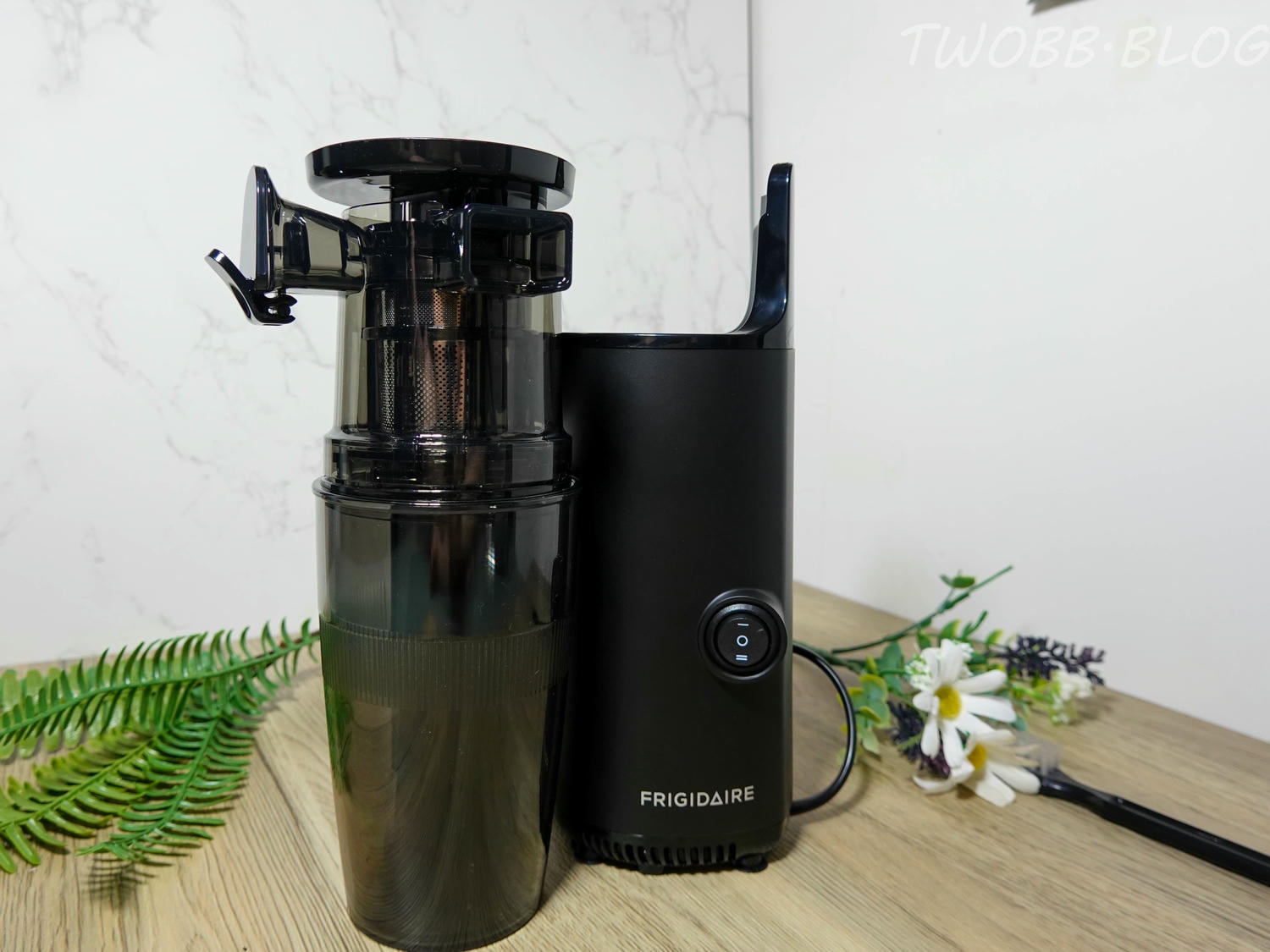 好物分享|美國富及第frigidaire- Healthy Drinks 慢磨蔬果原汁機(FKJ-S1301L 質感黑)》食物調理機推薦!低速研磨50-80轉養分不流失,體積小巧好收納,簡單使用,一機多用,還有豆漿機功能輕鬆製作天然食材。 - 第6張圖
