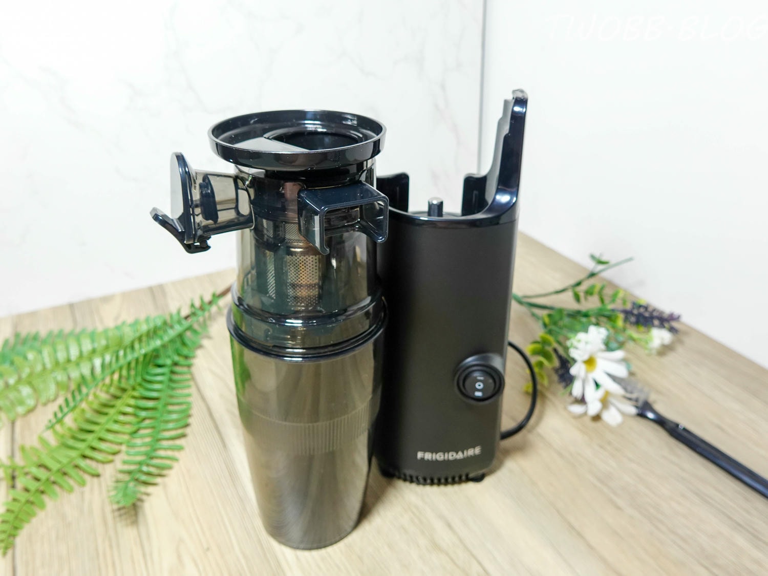 好物分享|美國富及第frigidaire- Healthy Drinks 慢磨蔬果原汁機(FKJ-S1301L 質感黑)》食物調理機推薦!低速研磨50-80轉養分不流失,體積小巧好收納,簡單使用,一機多用,還有豆漿機功能輕鬆製作天然食材。 - 第9張圖 慢磨蔬果原汁機