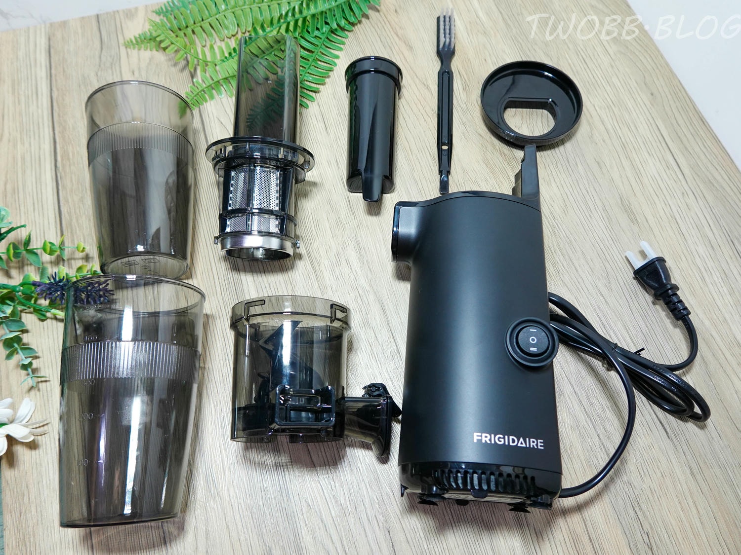 好物分享|美國富及第frigidaire- Healthy Drinks 慢磨蔬果原汁機(FKJ-S1301L 質感黑)》食物調理機推薦!低速研磨50-80轉養分不流失,體積小巧好收納,簡單使用,一機多用,還有豆漿機功能輕鬆製作天然食材。 - 第7張圖 慢磨蔬果原汁機