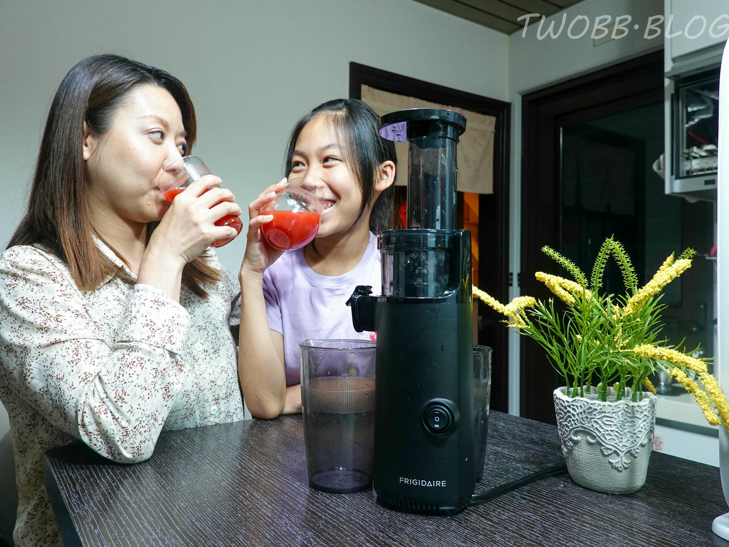 好物分享|美國富及第frigidaire- Healthy Drinks 慢磨蔬果原汁機(FKJ-S1301L 質感黑)》食物調理機推薦!低速研磨50-80轉養分不流失,體積小巧好收納,簡單使用,一機多用,還有豆漿機功能輕鬆製作天然食材。 - 第61張圖