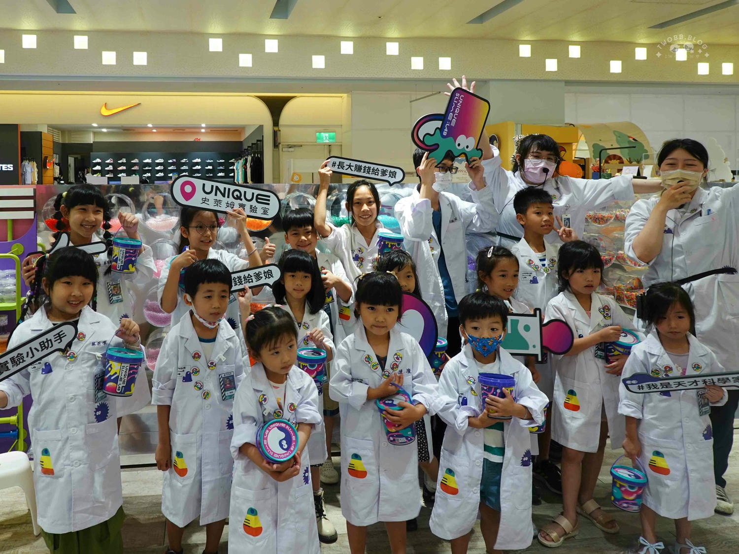 台南|UNIQUE史萊姆實驗室(南紡購物中心)》台南南紡櫃新開幕!與孩子參加一場天馬行空的旅程,大膽玩出不一樣的創意! - 第59張圖