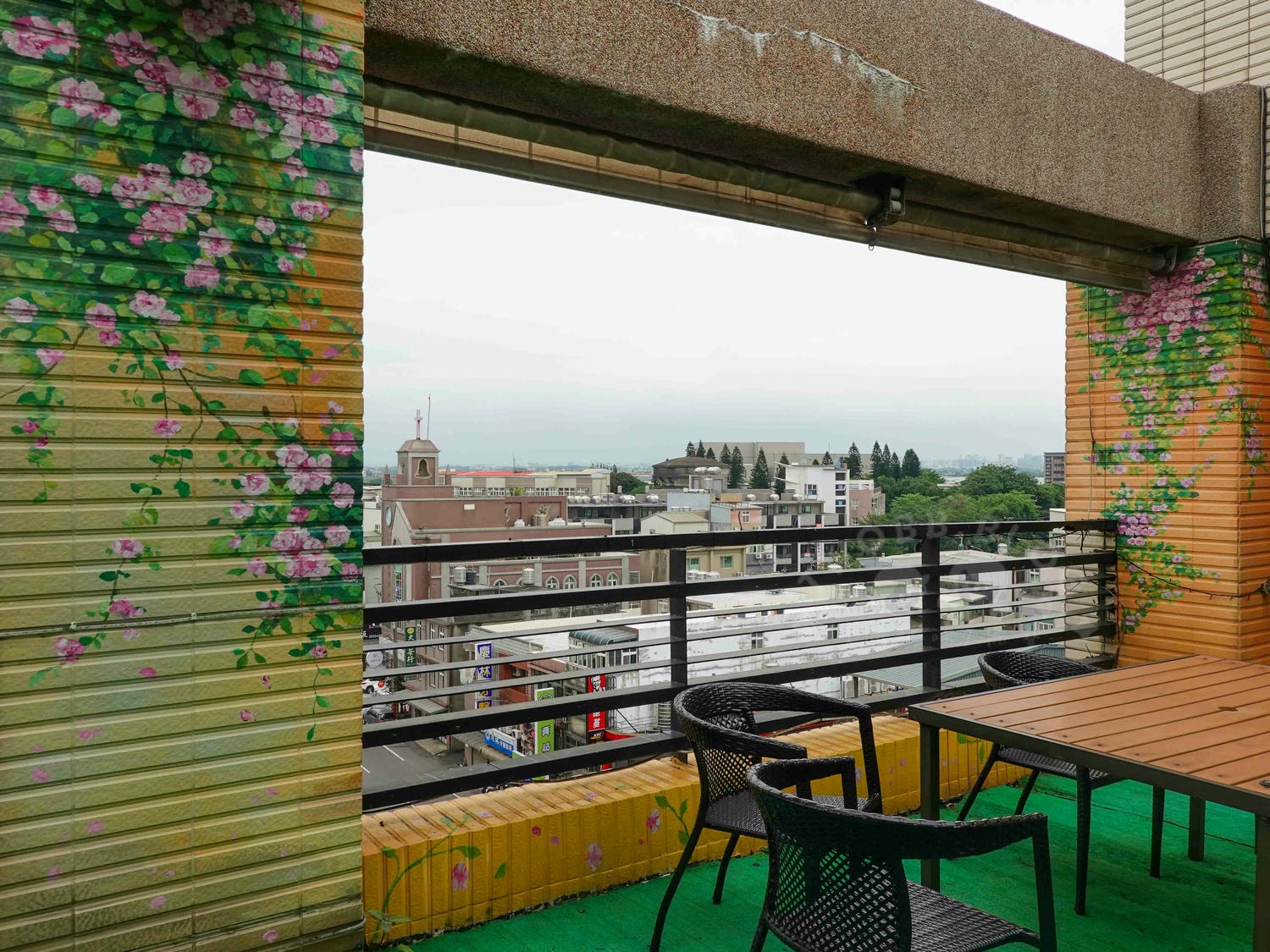 桃園|大園101景觀餐廳》全亞洲最高,桃園美食推薦!近距離欣賞飛機的景觀餐廳!有牆面彩繪及造景,白天與夜景各自美麗。 - 第26張圖