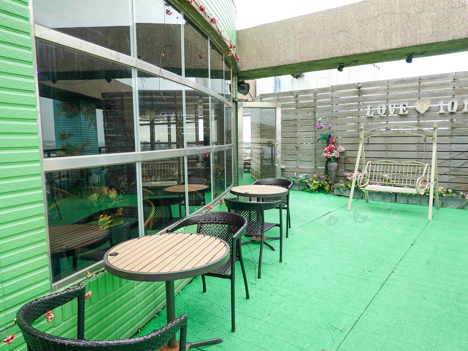 桃園|大園101景觀餐廳》全亞洲最高,桃園美食推薦!近距離欣賞飛機的景觀餐廳!有牆面彩繪及造景,白天與夜景各自美麗。 - 第22張圖