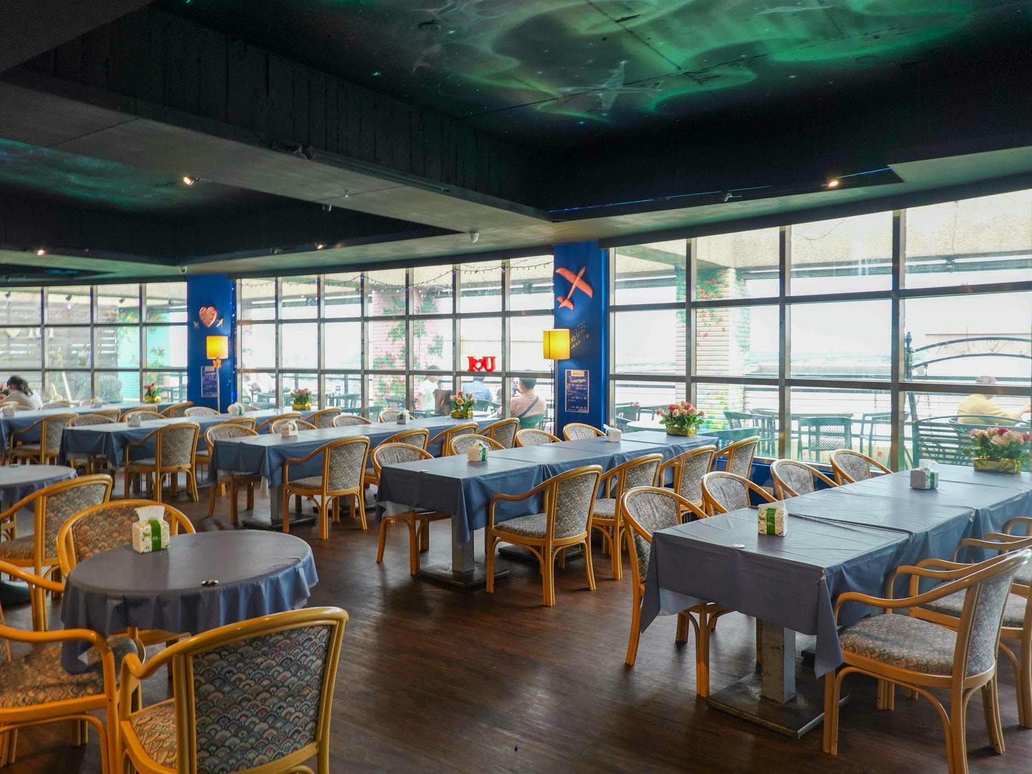 桃園|大園101景觀餐廳》全亞洲最高,桃園美食推薦!近距離欣賞飛機的景觀餐廳!有牆面彩繪及造景,白天與夜景各自美麗。 - 第13張圖