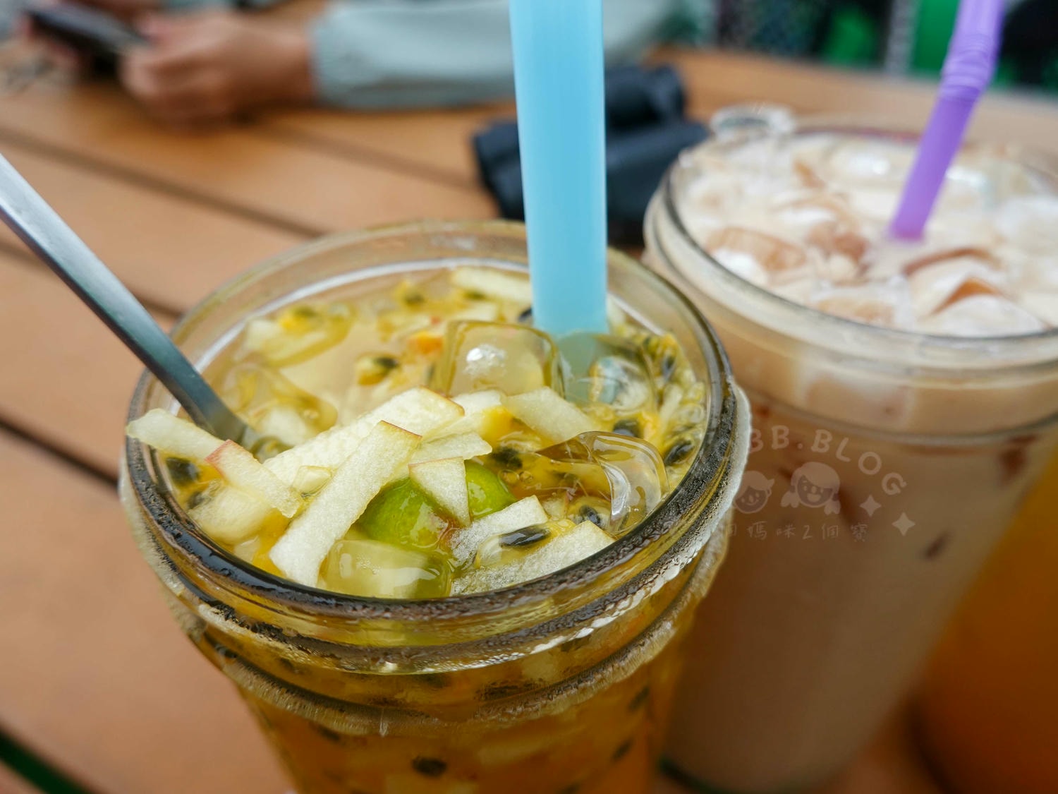 桃園|大園101景觀餐廳》全亞洲最高,桃園美食推薦!近距離欣賞飛機的景觀餐廳!有牆面彩繪及造景,白天與夜景各自美麗。 - 第65張圖