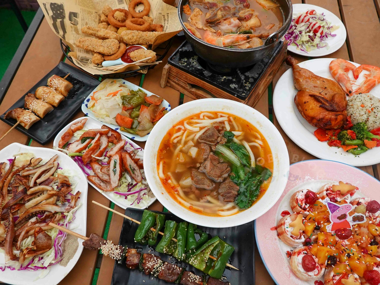 桃園|大園101景觀餐廳》全亞洲最高,桃園美食推薦!近距離欣賞飛機的景觀餐廳!有牆面彩繪及造景,白天與夜景各自美麗。 - 第50張圖
