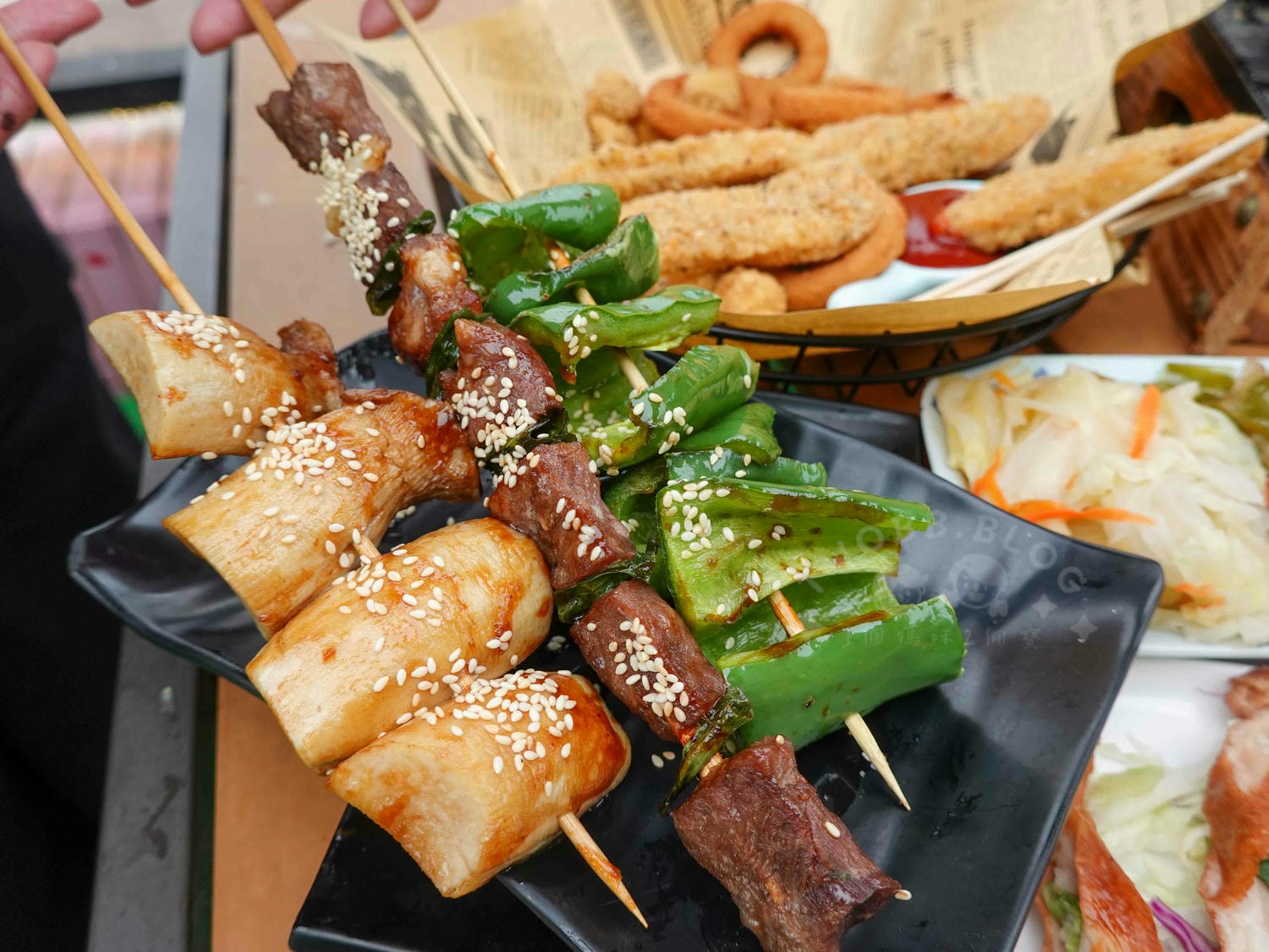 桃園|大園101景觀餐廳》全亞洲最高,桃園美食推薦!近距離欣賞飛機的景觀餐廳!有牆面彩繪及造景,白天與夜景各自美麗。 - 第59張圖