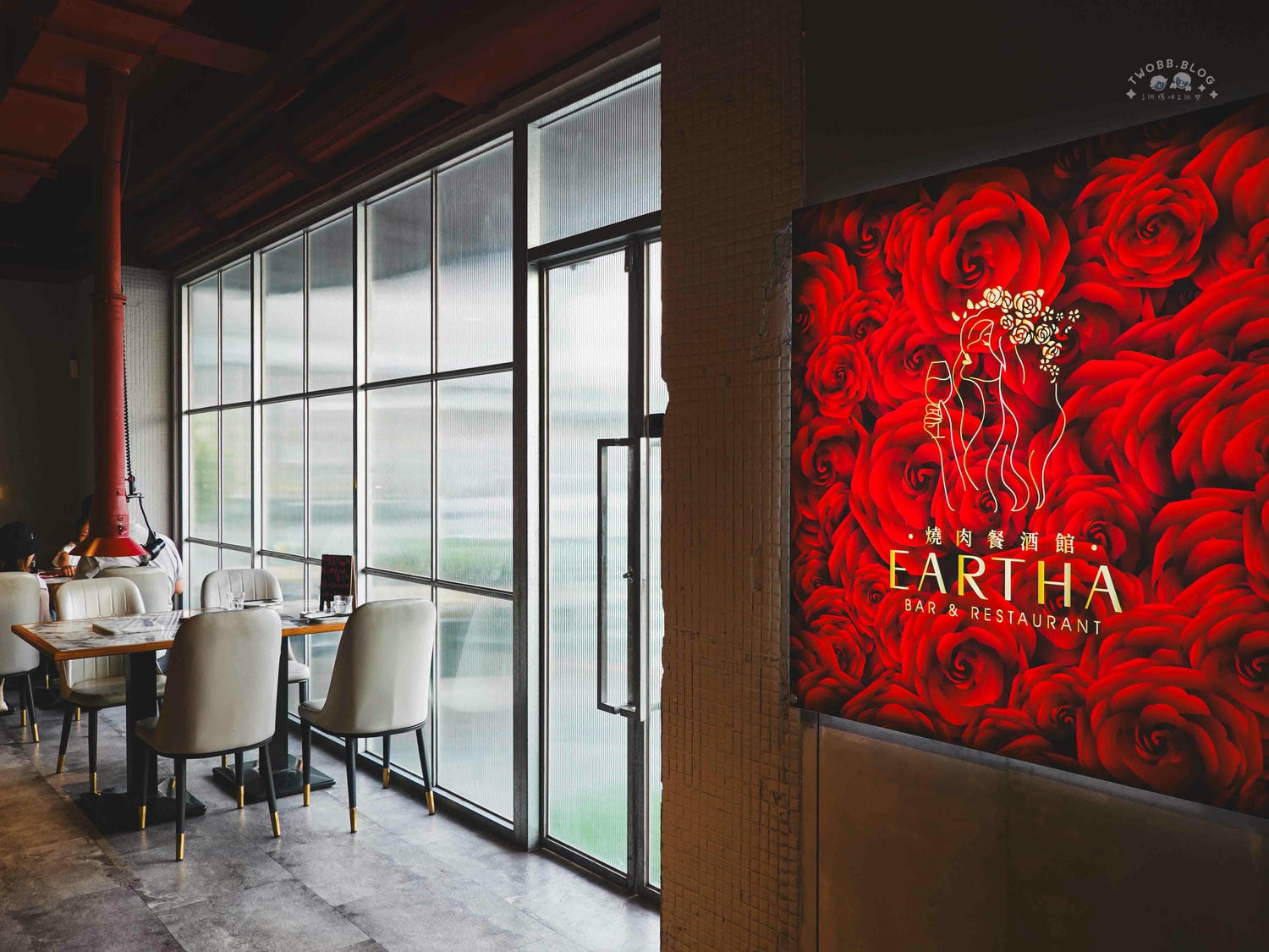 台中|Eartha 燒肉餐酒館》台中北區美食推薦!寵物友善,奢華系珠寶盒燒肉擺盤,網紅必拍餐廳,還有專人桌邊代烤服務。 - 第14張圖