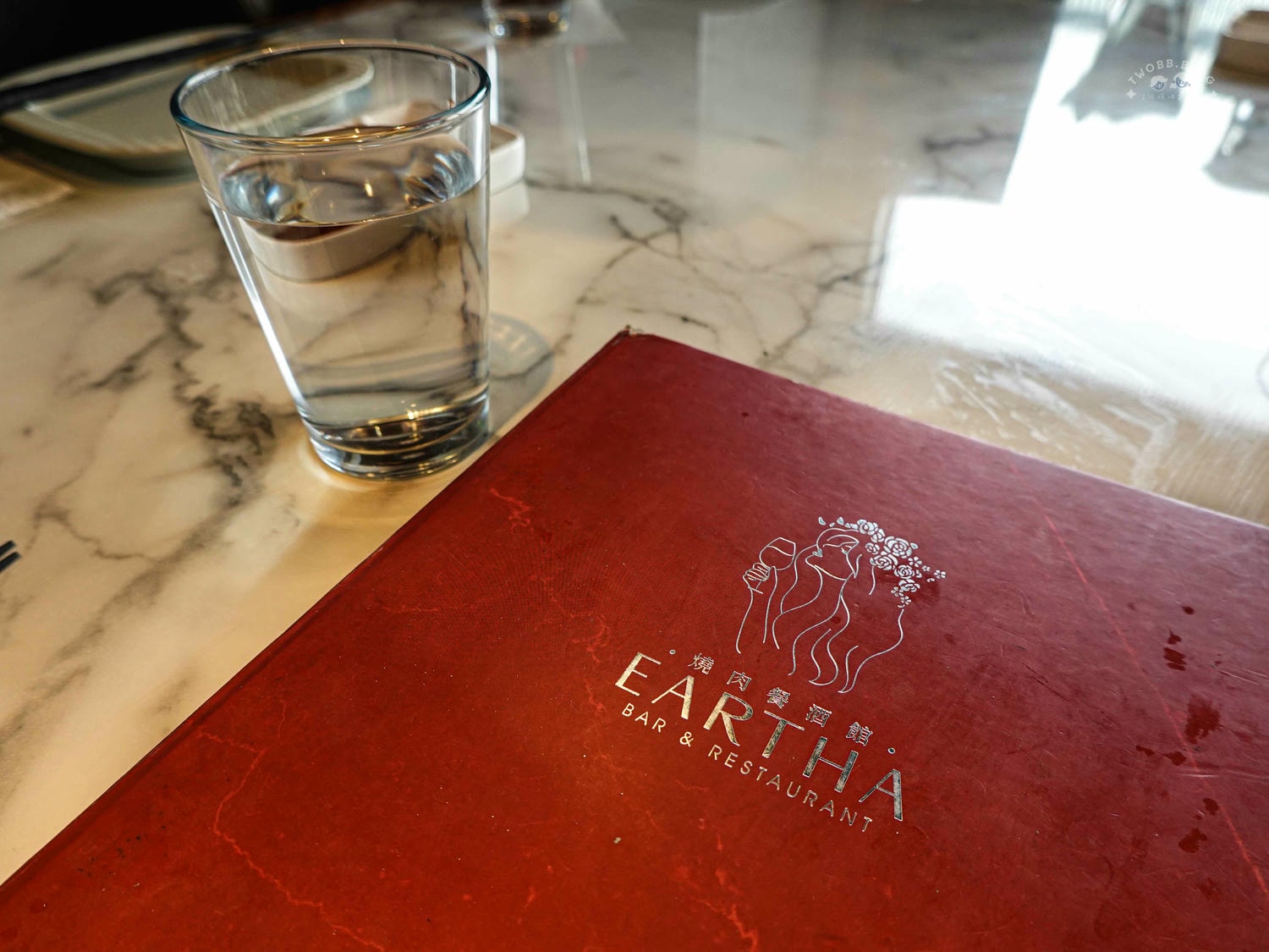 台中|Eartha 燒肉餐酒館》台中北區美食推薦!寵物友善,奢華系珠寶盒燒肉擺盤,網紅必拍餐廳,還有專人桌邊代烤服務。 - 第21張圖