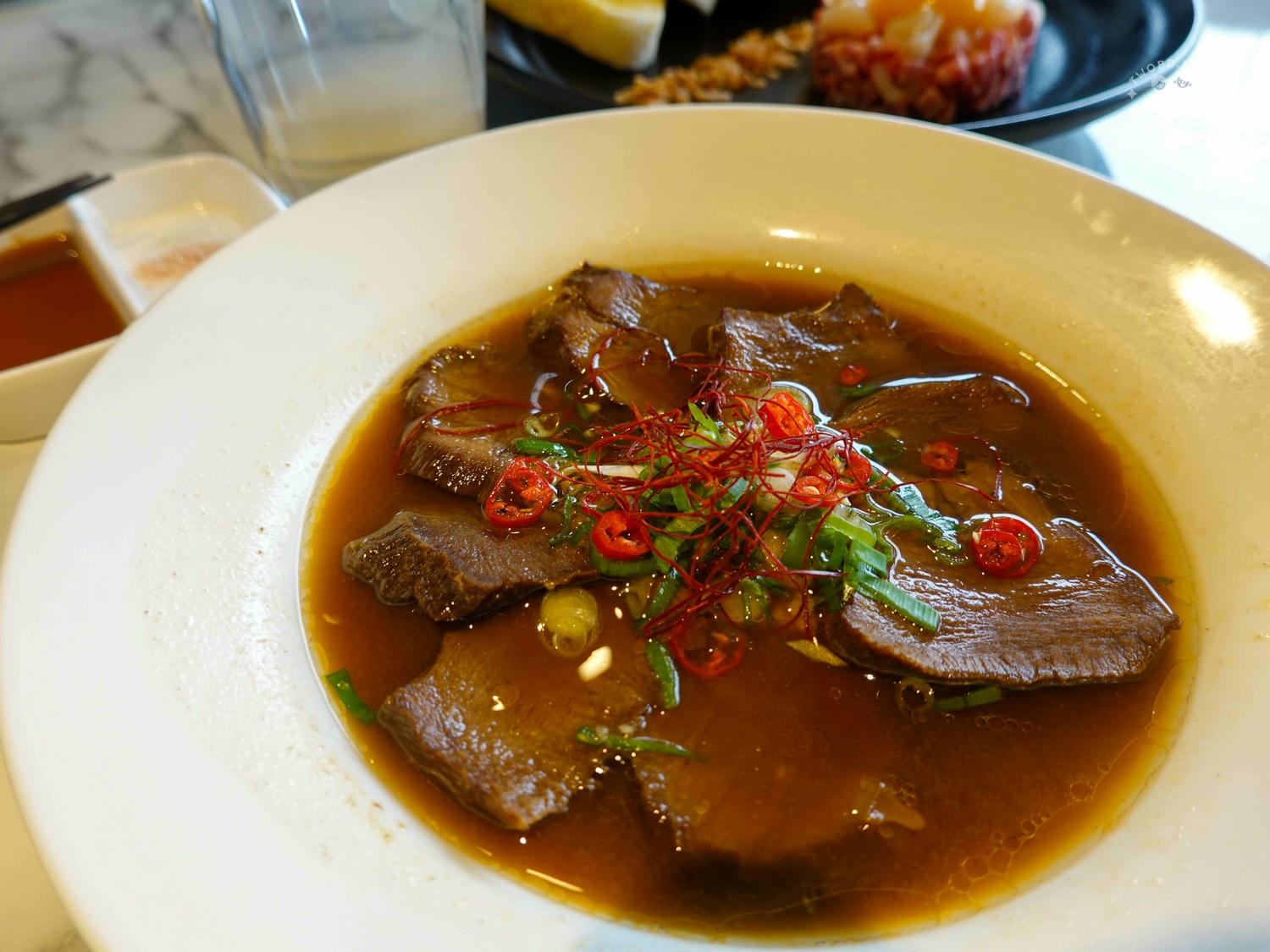 台中|Eartha 燒肉餐酒館》台中北區美食推薦!寵物友善,奢華系珠寶盒燒肉擺盤,網紅必拍餐廳,還有專人桌邊代烤服務。 - 第59張圖