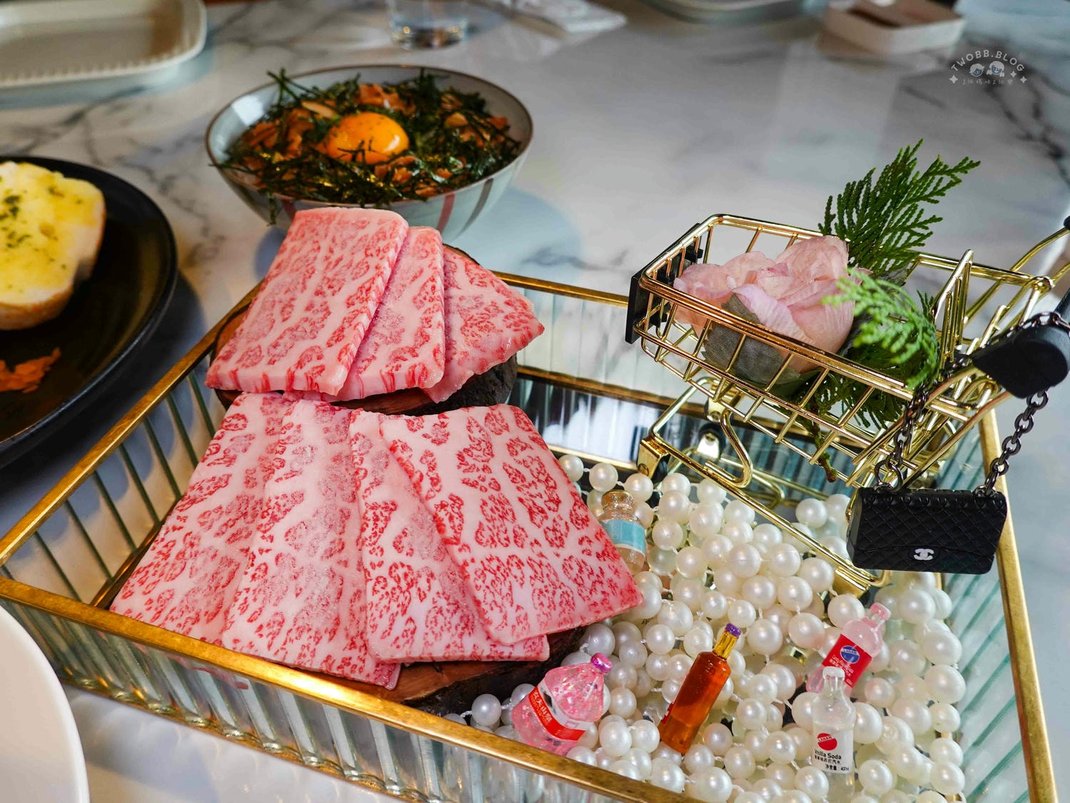 台中|Eartha 燒肉餐酒館》台中北區美食推薦!寵物友善,奢華系珠寶盒燒肉擺盤,網紅必拍餐廳,還有專人桌邊代烤服務。 - 第36張圖