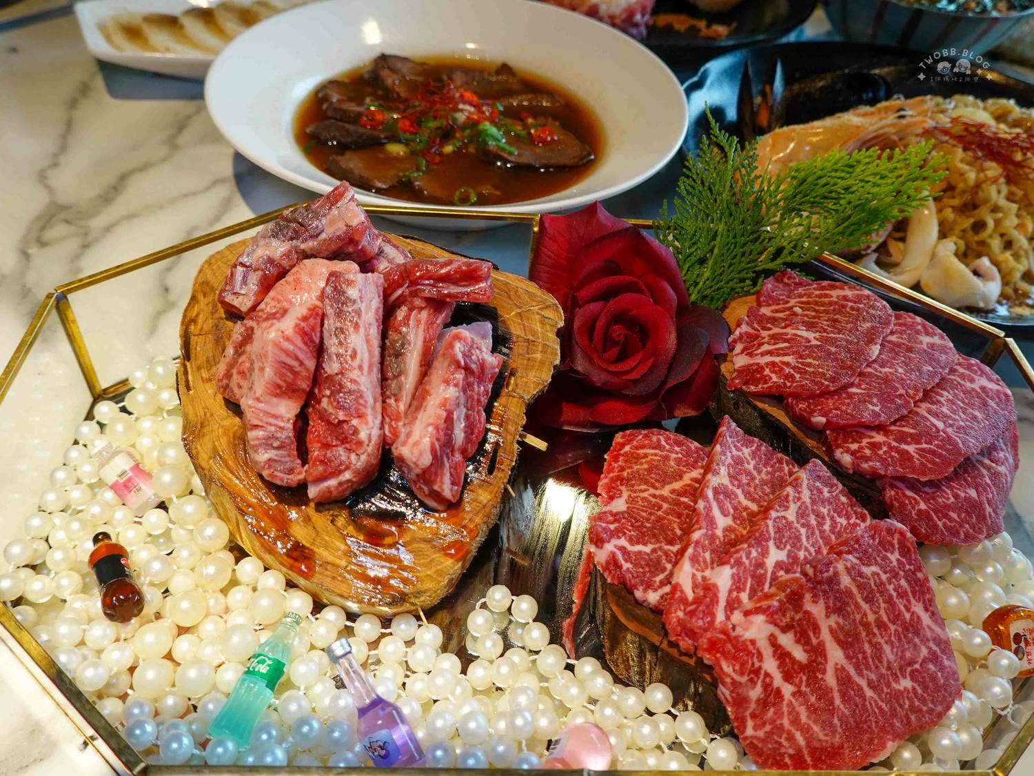 台中|Eartha 燒肉餐酒館》台中北區美食推薦!寵物友善,奢華系珠寶盒燒肉擺盤,網紅必拍餐廳,還有專人桌邊代烤服務。 - 第33張圖