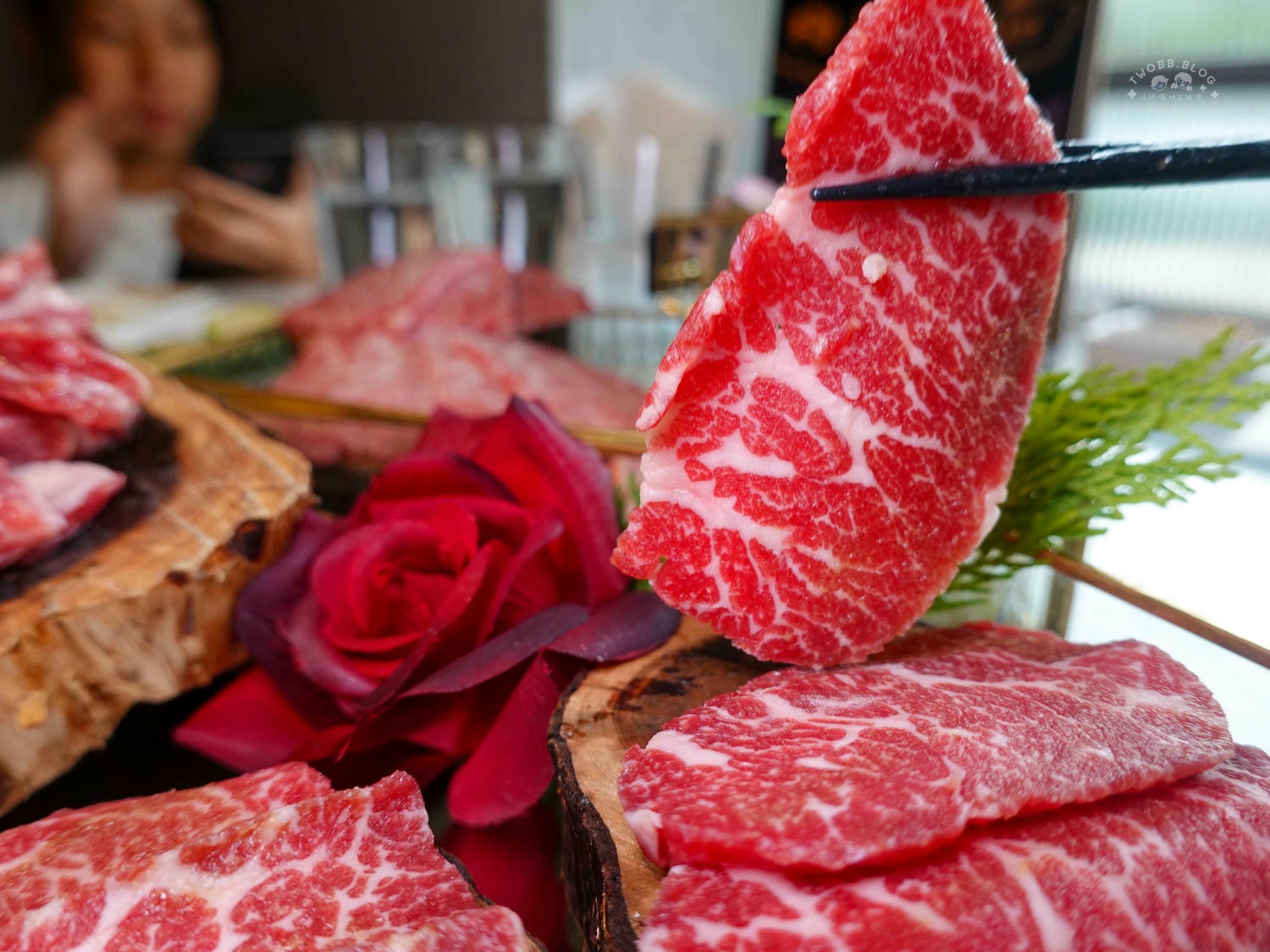台中|Eartha 燒肉餐酒館》台中北區美食推薦!寵物友善,奢華系珠寶盒燒肉擺盤,網紅必拍餐廳,還有專人桌邊代烤服務。 - 第52張圖