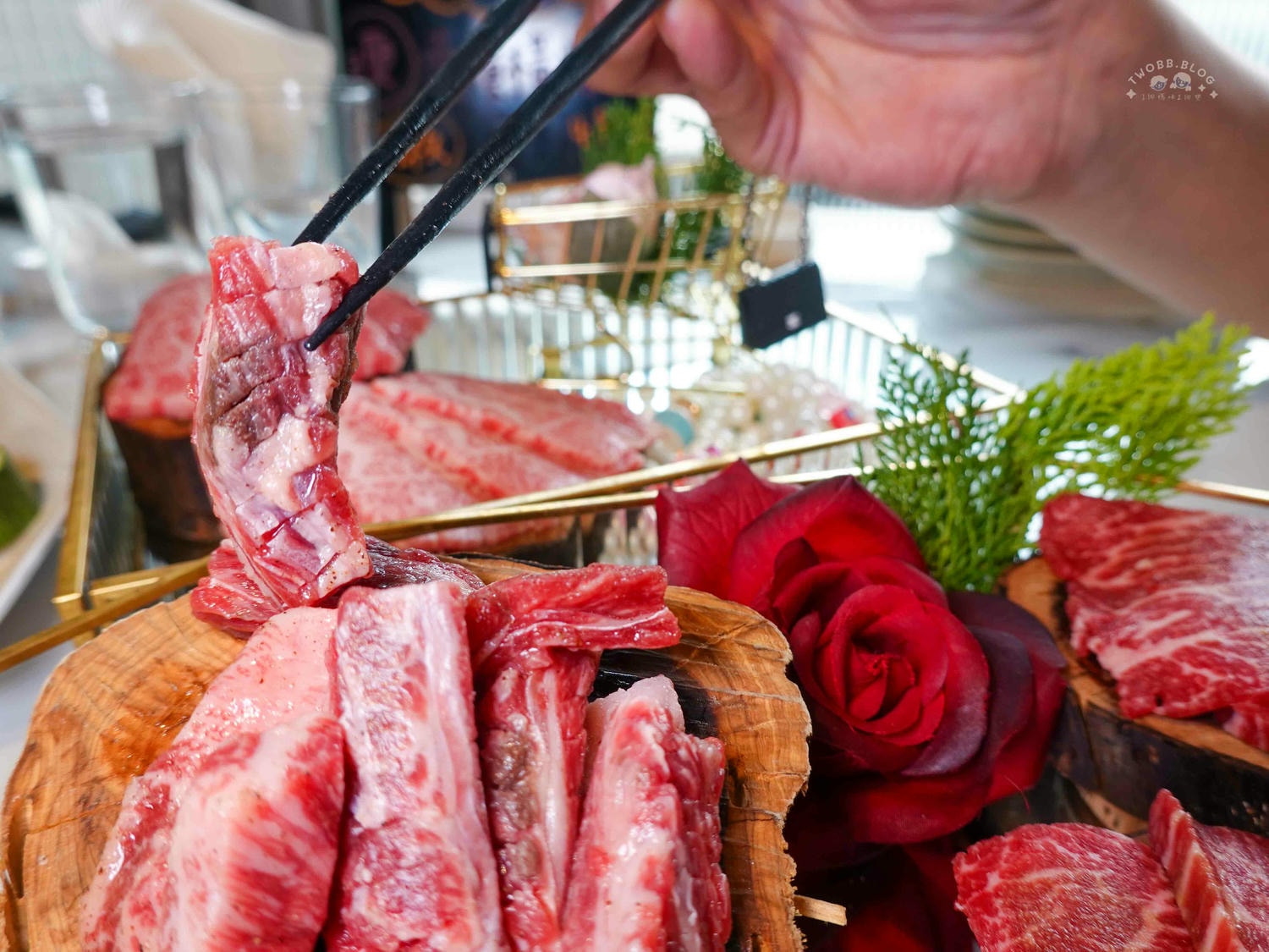 台中|Eartha 燒肉餐酒館》台中北區美食推薦!寵物友善,奢華系珠寶盒燒肉擺盤,網紅必拍餐廳,還有專人桌邊代烤服務。 - 第47張圖