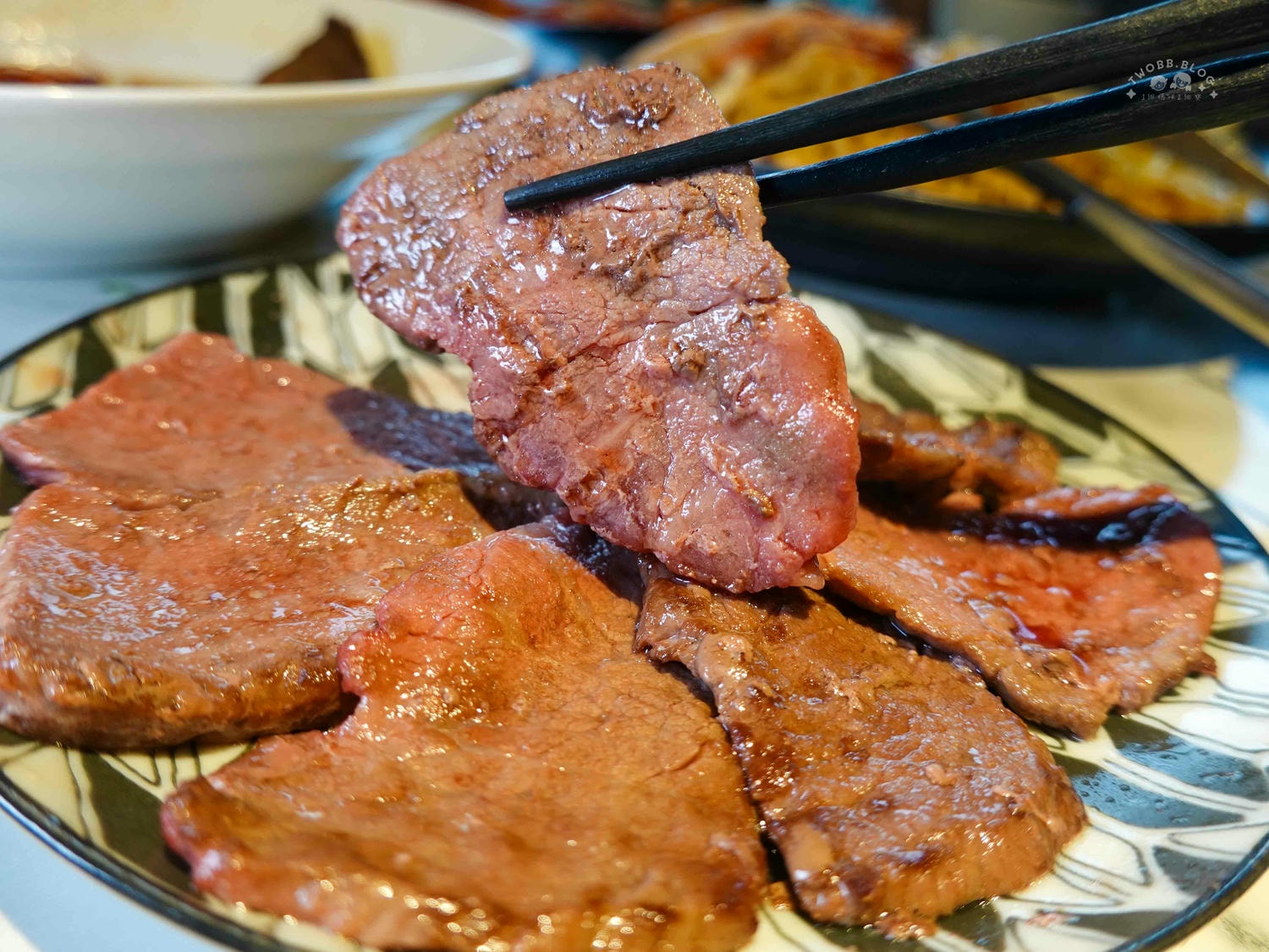 台中|Eartha 燒肉餐酒館》台中北區美食推薦!寵物友善,奢華系珠寶盒燒肉擺盤,網紅必拍餐廳,還有專人桌邊代烤服務。 - 第53張圖