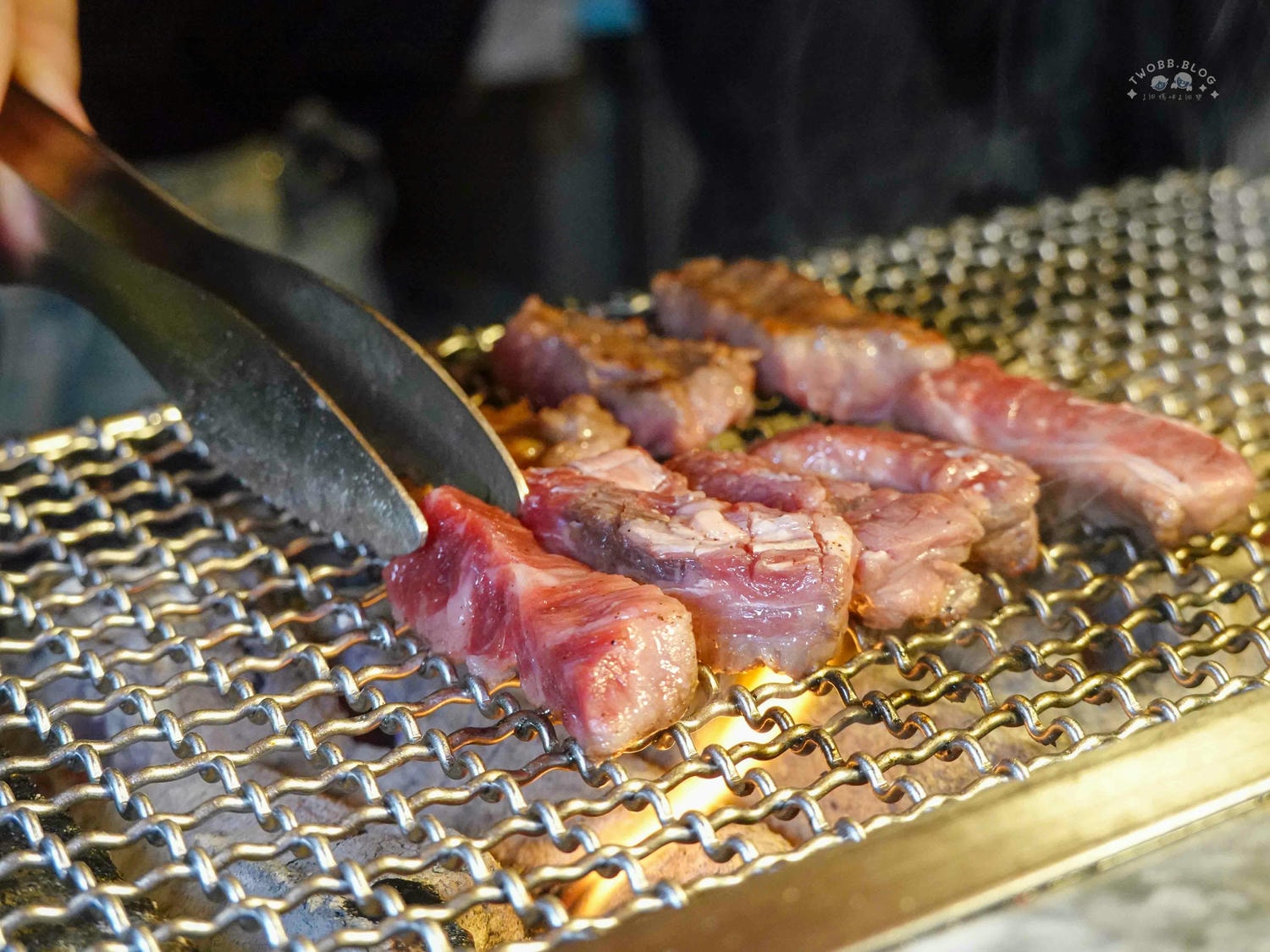 台中|Eartha 燒肉餐酒館》台中北區美食推薦!寵物友善,奢華系珠寶盒燒肉擺盤,網紅必拍餐廳,還有專人桌邊代烤服務。 - 第48張圖