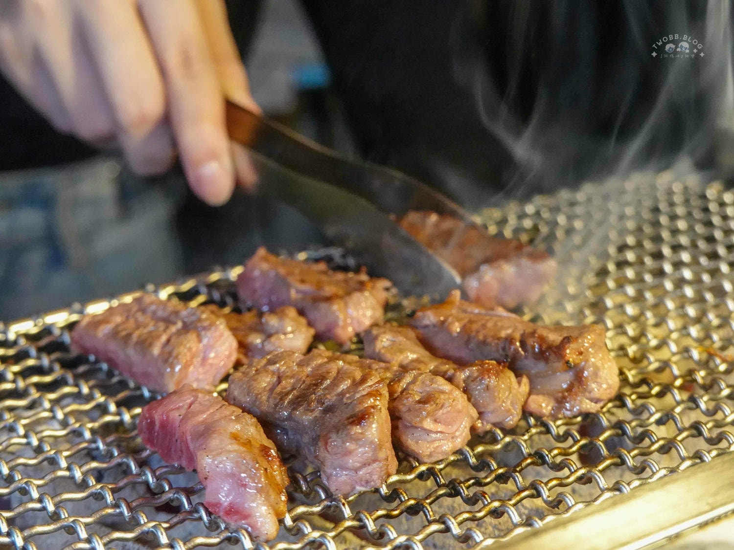 台中|Eartha 燒肉餐酒館》台中北區美食推薦!寵物友善,奢華系珠寶盒燒肉擺盤,網紅必拍餐廳,還有專人桌邊代烤服務。 - 第49張圖