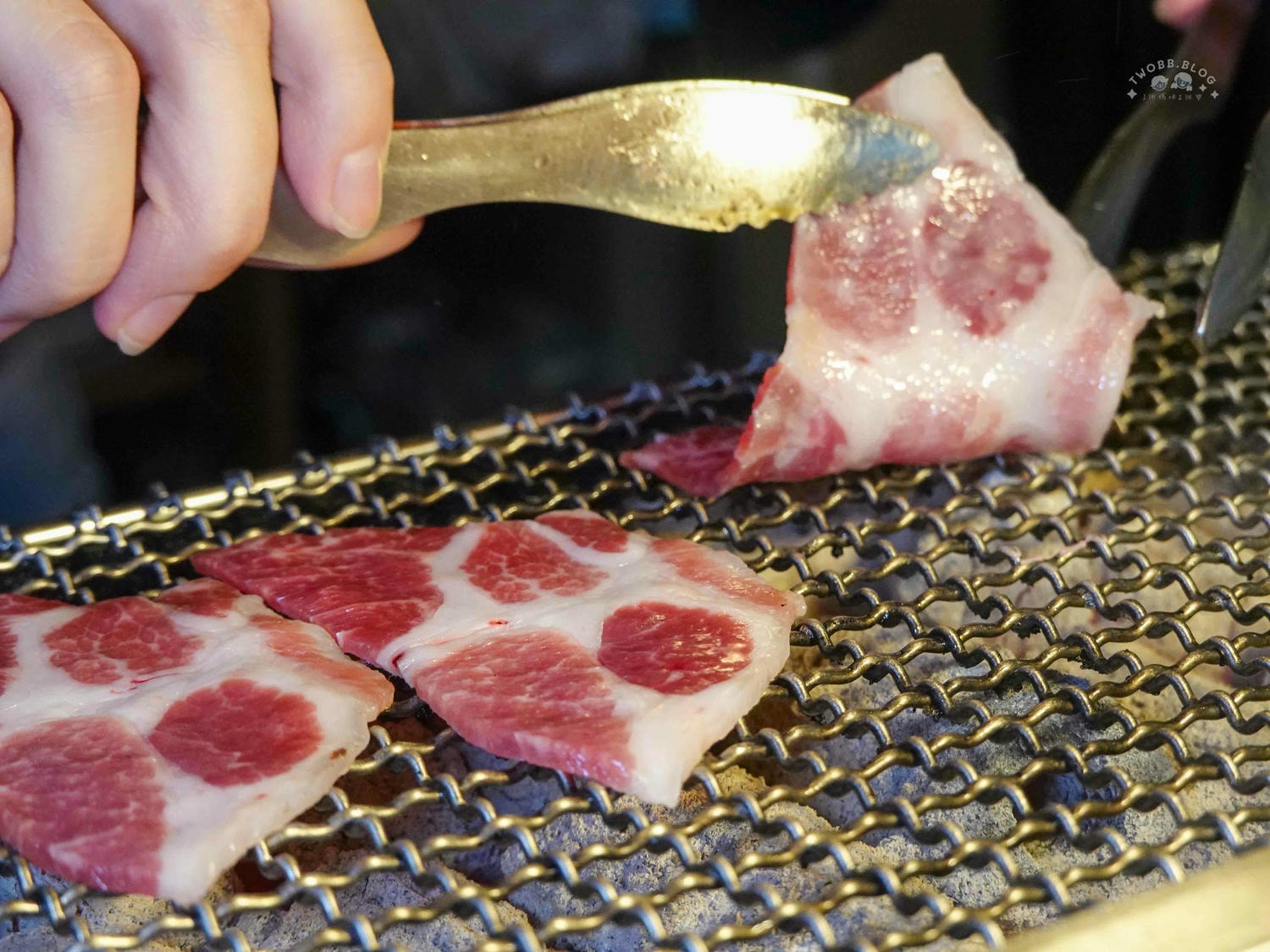 台中|Eartha 燒肉餐酒館》台中北區美食推薦!寵物友善,奢華系珠寶盒燒肉擺盤,網紅必拍餐廳,還有專人桌邊代烤服務。 - 第55張圖