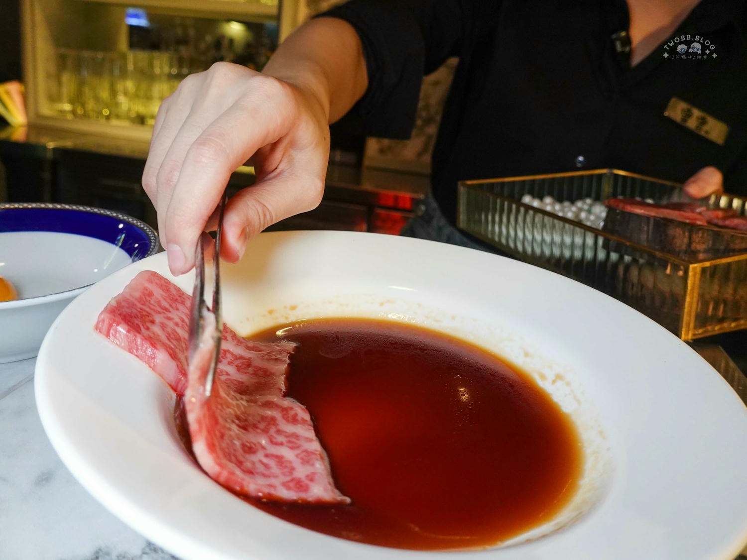 台中|Eartha 燒肉餐酒館》台中北區美食推薦!寵物友善,奢華系珠寶盒燒肉擺盤,網紅必拍餐廳,還有專人桌邊代烤服務。 - 第37張圖