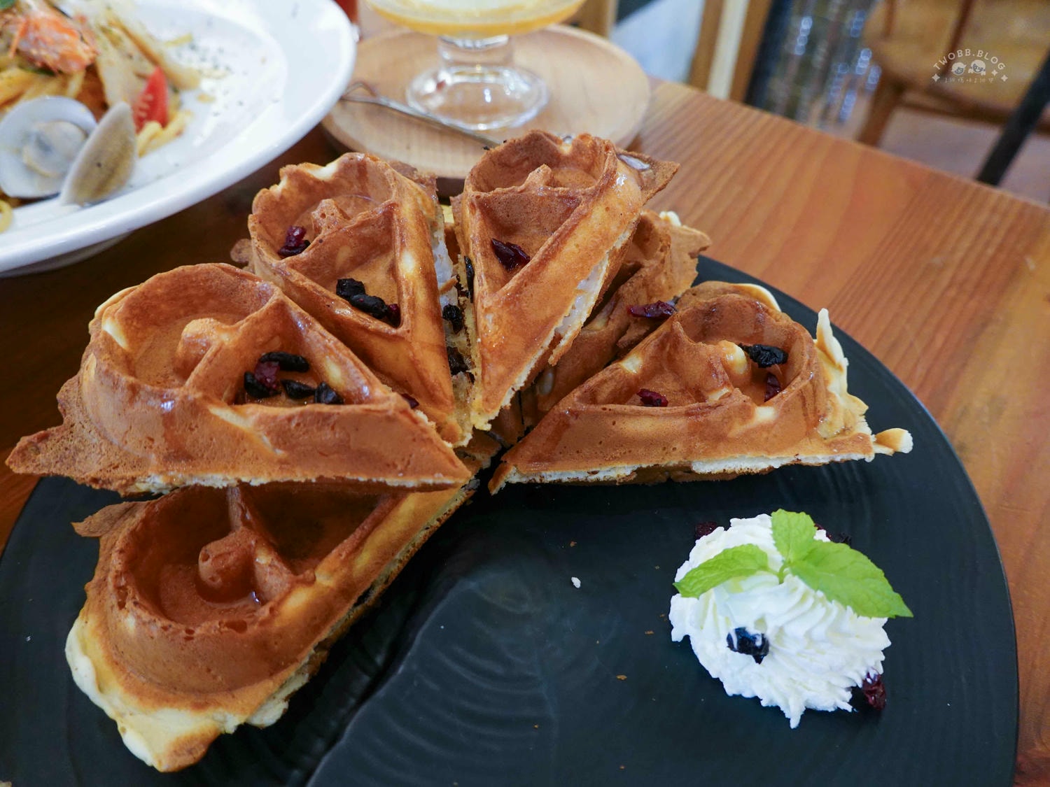台北|呼嚕小酒館》寵物友善!台北餐酒館推薦,政大美食,露營風城市小秘境,異國美食特色調酒。 - 第49張圖