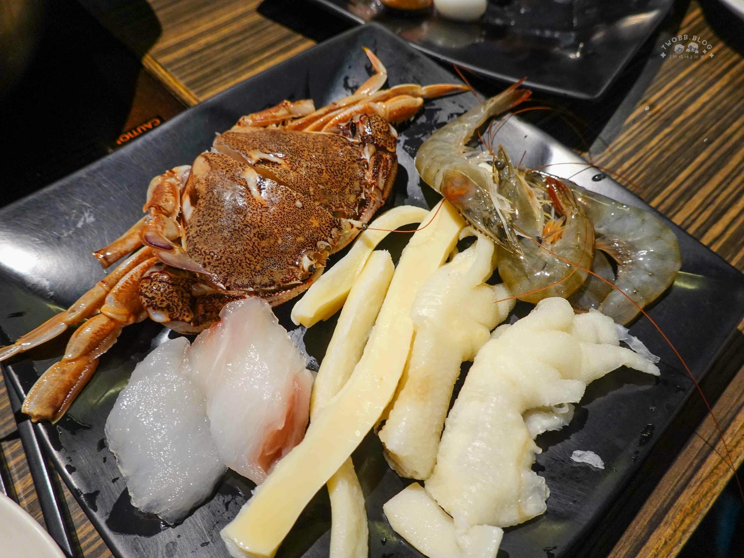 台北|神來一鍋(內湖總店)》百樣新鮮食材無限供應!期間限定水果吃到飽,四人同行打卡再送20公分長馬來西亞大白蝦! - 第70張圖