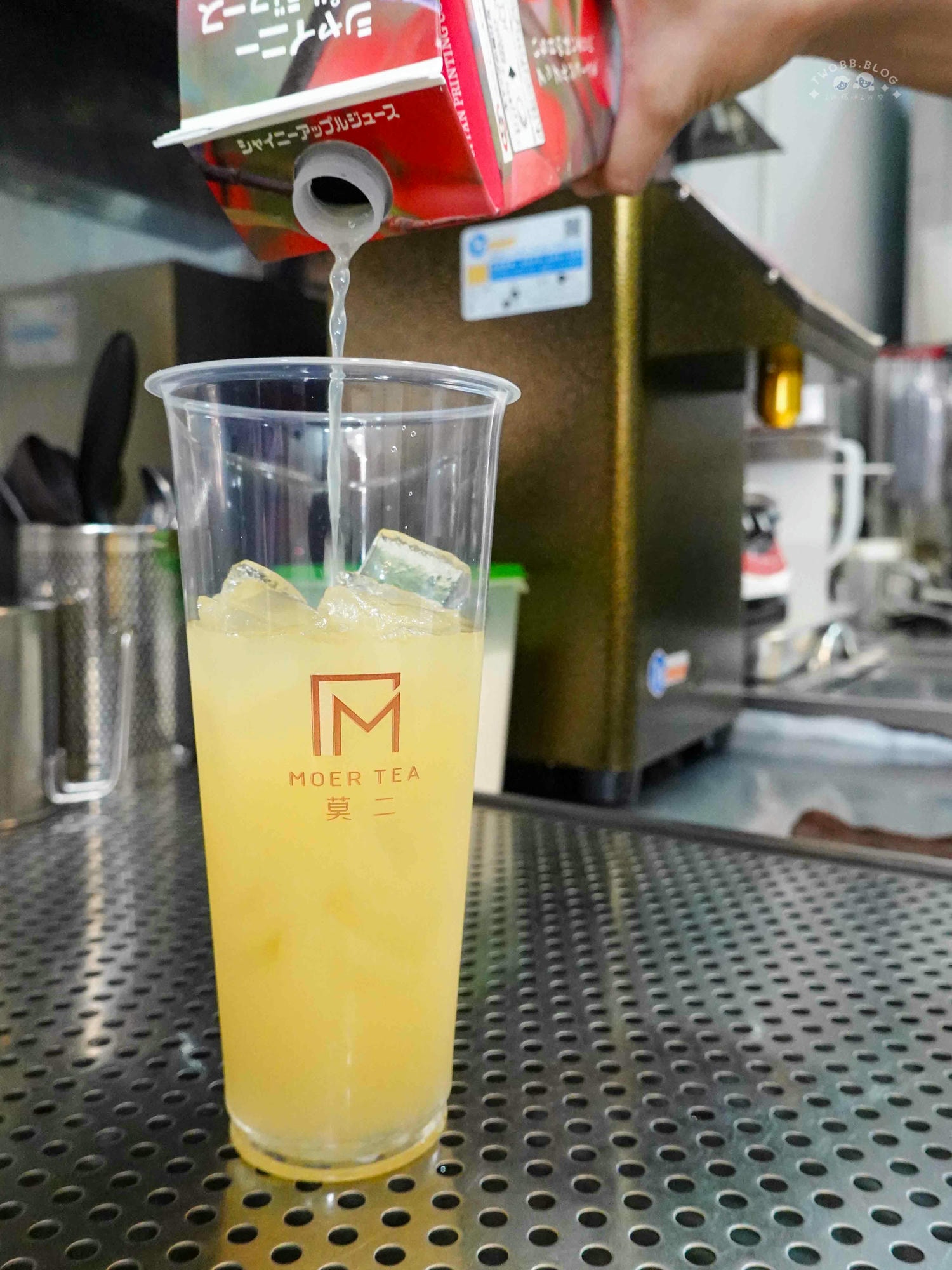 台中|莫二More Tea烏龍專賣(台中學士店)》一中必喝玩味烏龍專賣店!濃厚系烏龍專賣!加入一整瓶義美鮮奶,挖滿三大球芒果冰淇淋,夏日限定雪酪烏龍消暑首選。 - 第19張圖