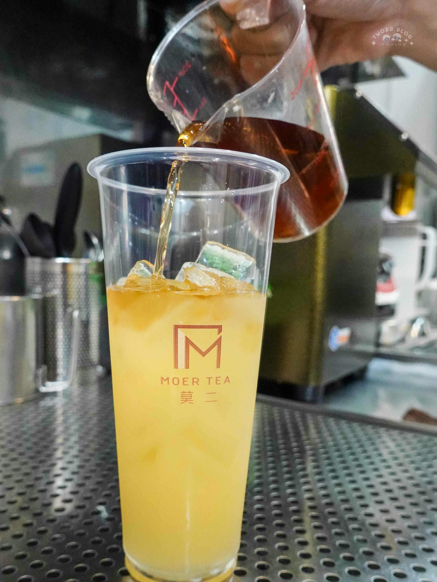 台中|莫二More Tea烏龍專賣(台中學士店)》一中必喝玩味烏龍專賣店!濃厚系烏龍專賣!加入一整瓶義美鮮奶,挖滿三大球芒果冰淇淋,夏日限定雪酪烏龍消暑首選。 - 第20張圖