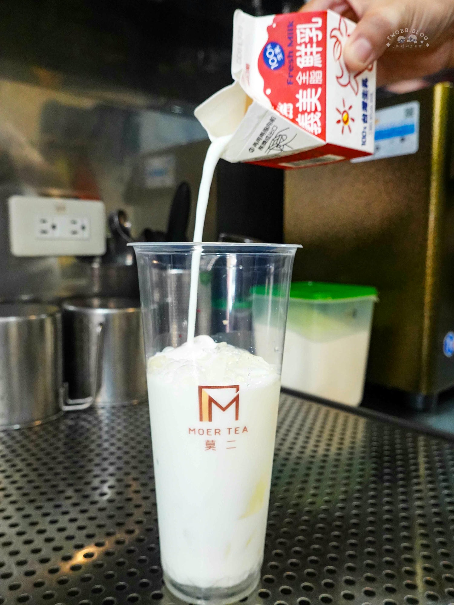 台中|莫二More Tea烏龍專賣(台中學士店)》一中必喝玩味烏龍專賣店!濃厚系烏龍專賣!加入一整瓶義美鮮奶,挖滿三大球芒果冰淇淋,夏日限定雪酪烏龍消暑首選。 - 第22張圖