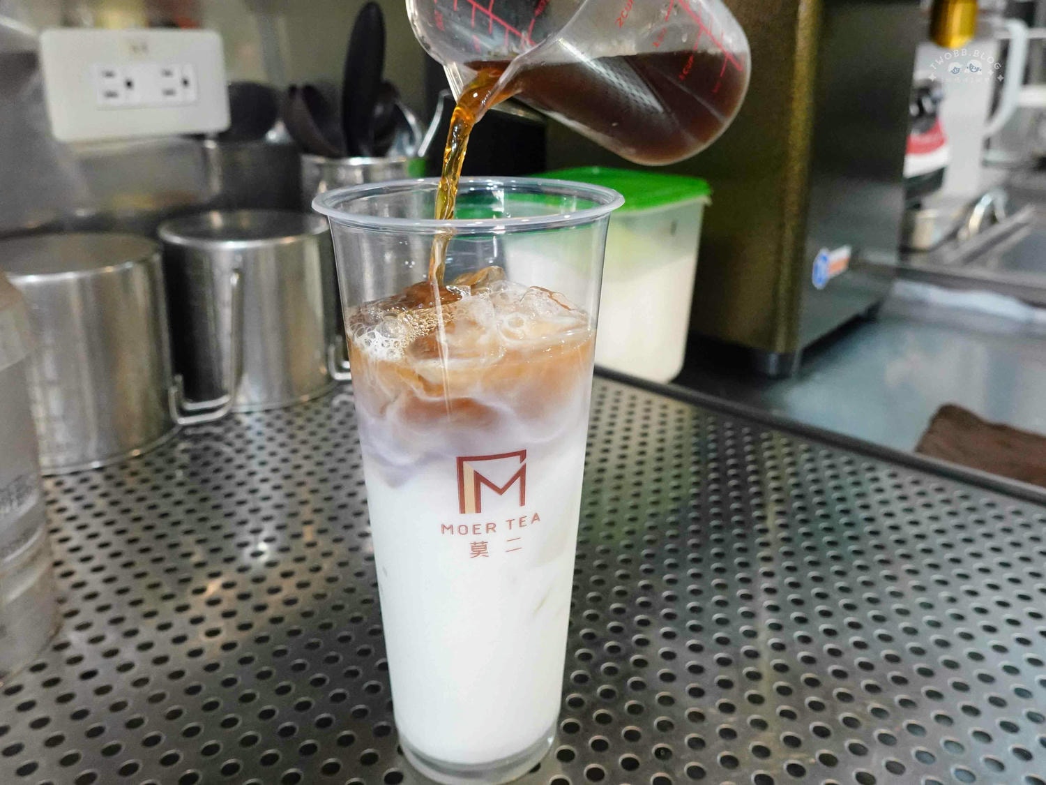 台中|莫二More Tea烏龍專賣(台中學士店)》一中必喝玩味烏龍專賣店!濃厚系烏龍專賣!加入一整瓶義美鮮奶,挖滿三大球芒果冰淇淋,夏日限定雪酪烏龍消暑首選。 - 第23張圖