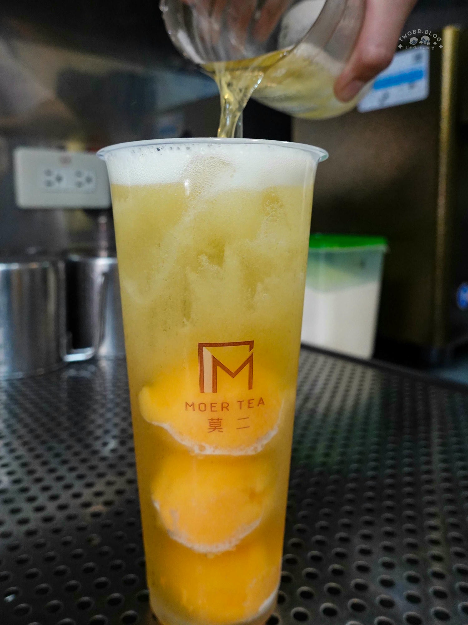 台中|莫二More Tea烏龍專賣(台中學士店)》一中必喝玩味烏龍專賣店!濃厚系烏龍專賣!加入一整瓶義美鮮奶,挖滿三大球芒果冰淇淋,夏日限定雪酪烏龍消暑首選。 - 第28張圖